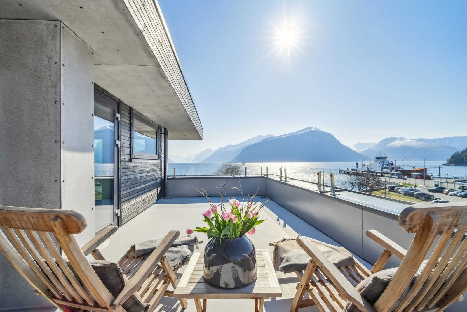 Loftstuen har utgang til to herlige takterrasser vendt mot vest og øst, med arealer på henholdsvis ca. 40 og 38 kvm. Galleribilde