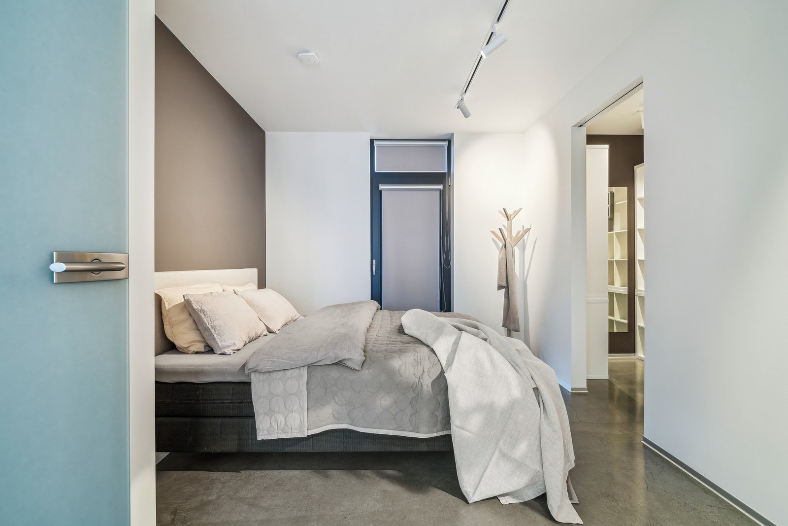 Hovedsoverommet ligger i en privat masterfløy med eget bad og walk-in closet. Galleribilde