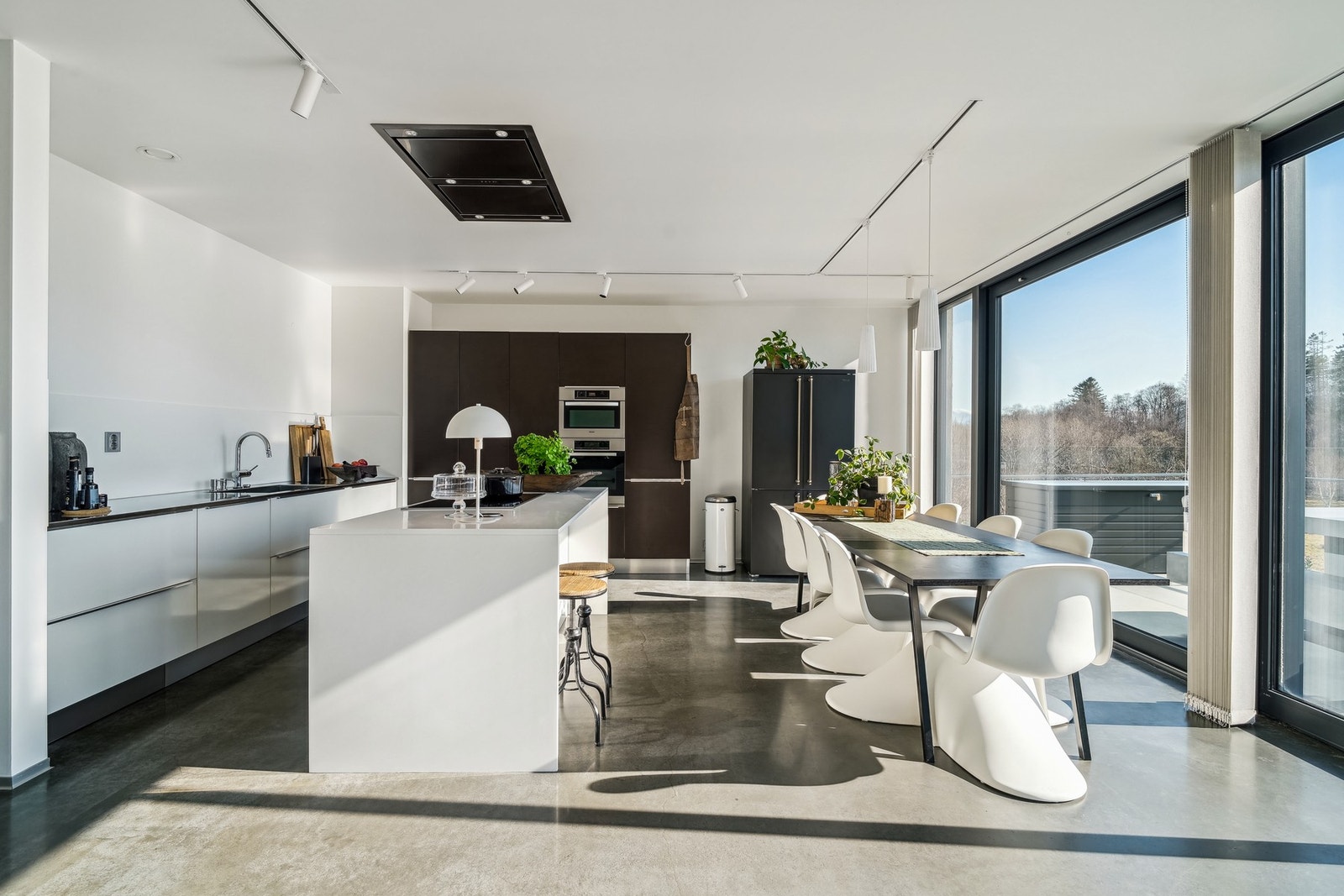 Kjøkkenet er moderne og svært funksjonelt; her kan både store og små bli med på matlagingen. Galleribilde