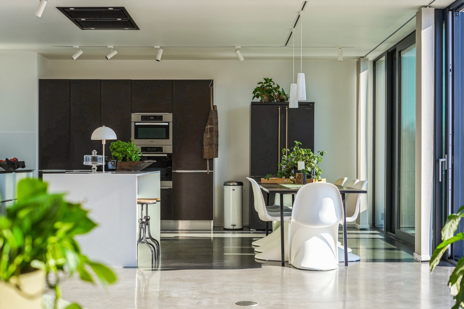 Ved kjøkkenet samles venner og familie for hyggelige måltider rundt et langbord. Galleribilde