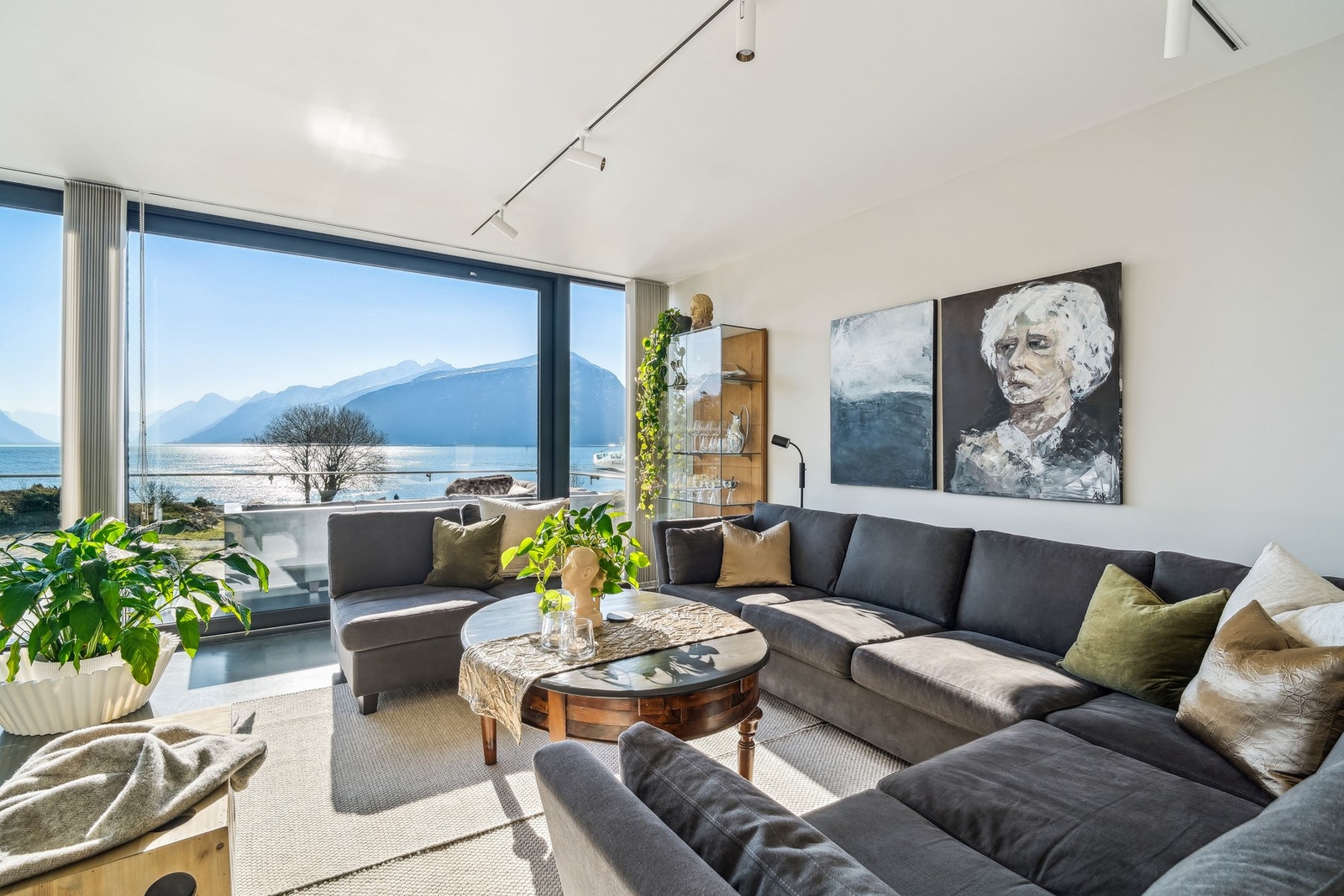 Slående fjordutsikt og store vindusflater dekker hele veggen i front. Galleribilde