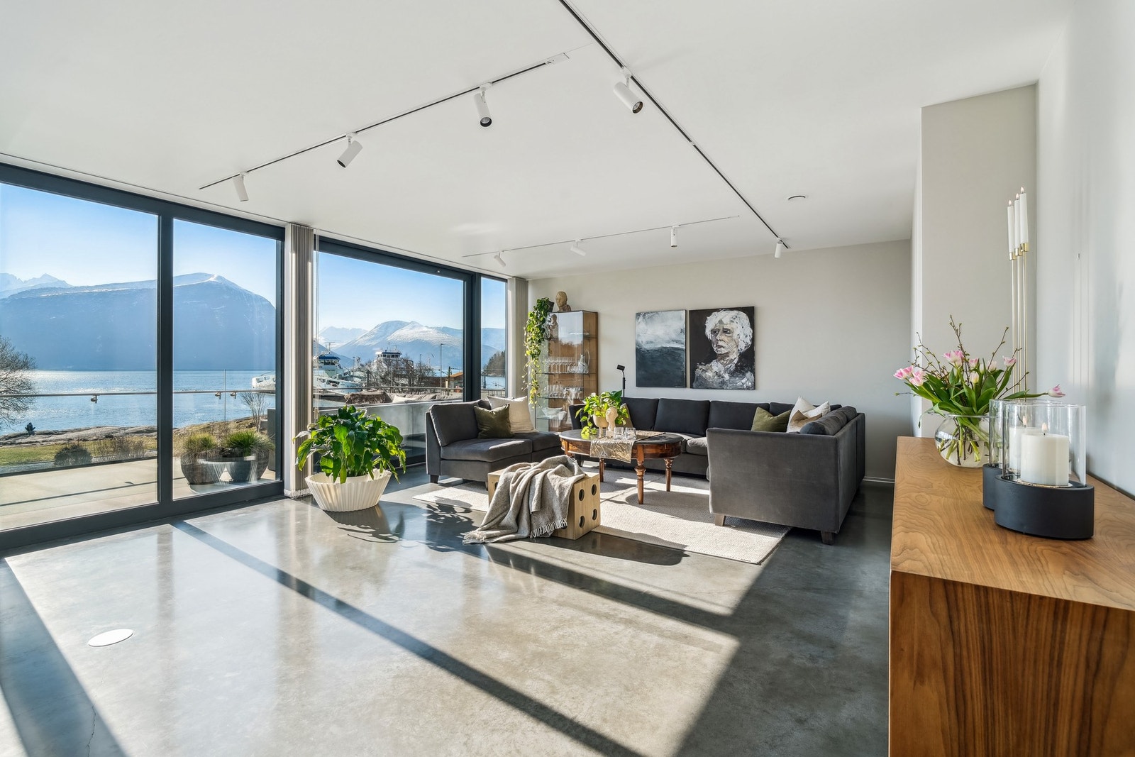 Stuen og kjøkkenet danner et utsøkt allrom, der utsikten viser seg fra sin beste side. Galleribilde