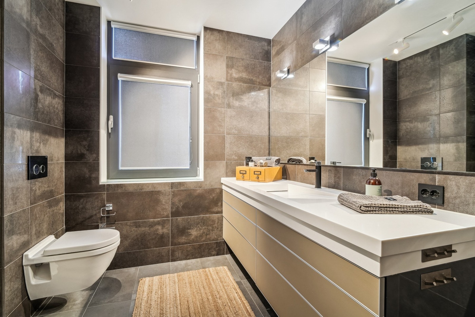 Den moderne innredningen gir god plass til oppbevaring av håndklær og hygieneartikler. Galleribilde