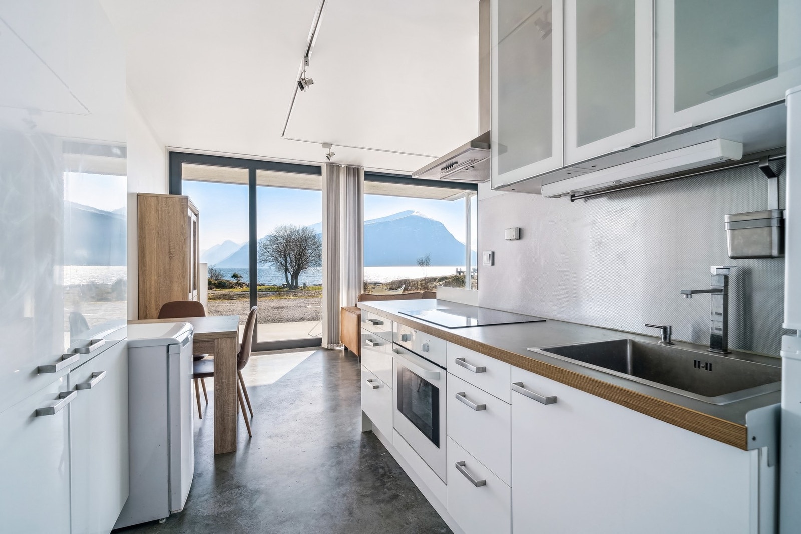 Hybelen har et fint kjøkken med god skapplass og dels integrerte hvitevarer. Galleribilde