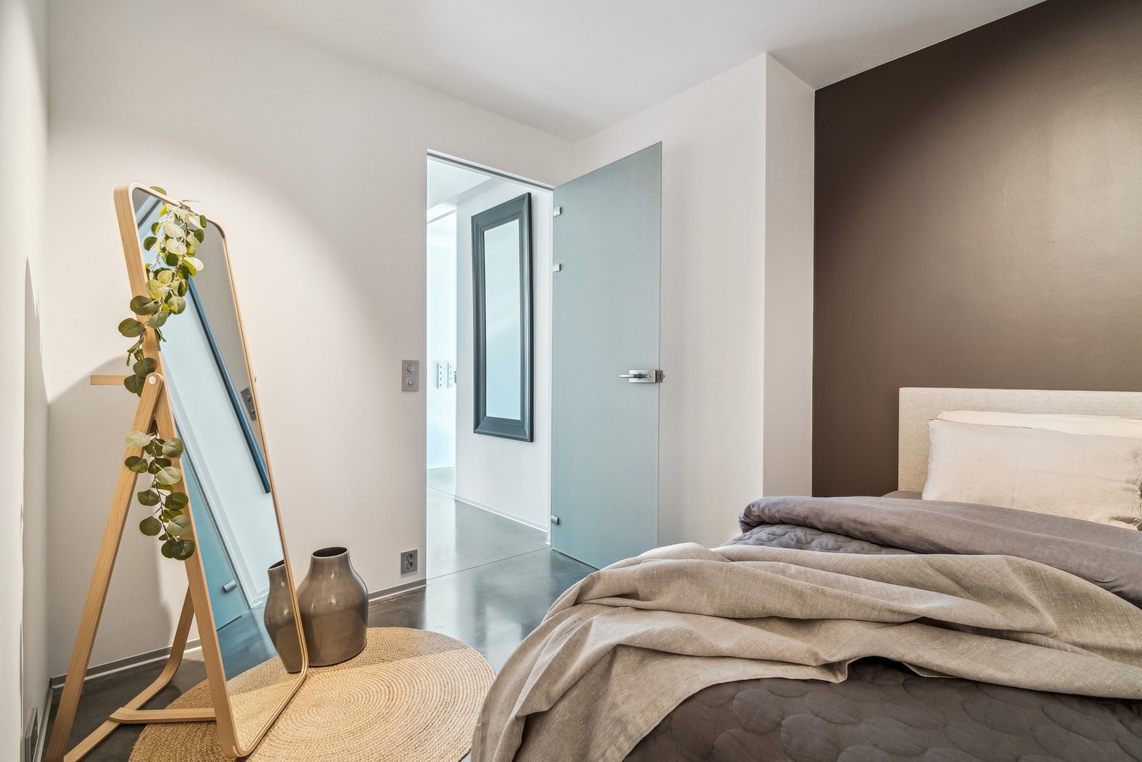 Hoveddelen har to romslige soverom på hver sin side av hallen. Det er også mulig å lage til soverom i 2.etasje. Galleribilde