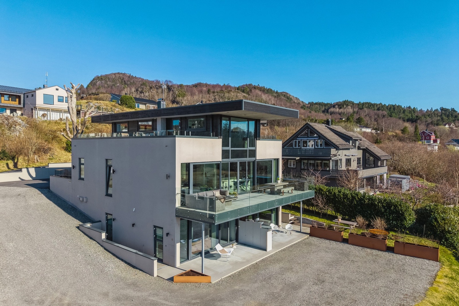 Huset ble oppført i 2013, med rene linjer, store vinduer og murfasader i kombinasjon med trekledning øverst. Velkommen til visning! Galleribilde