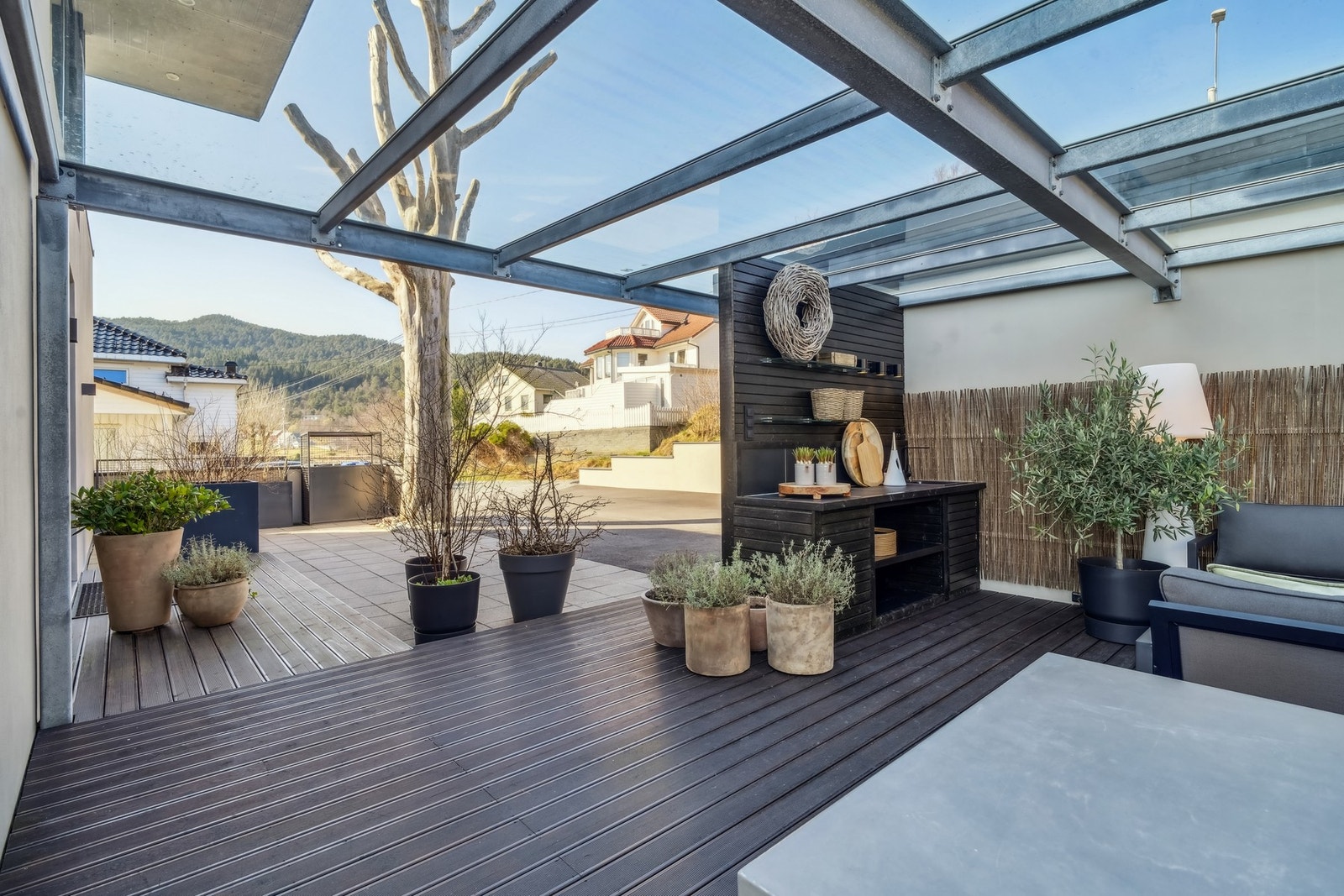 I 2023 fikk terrassen et fint utekjøkken med levegg, flislagt benk og oppvaskkum av kompositt. Galleribilde