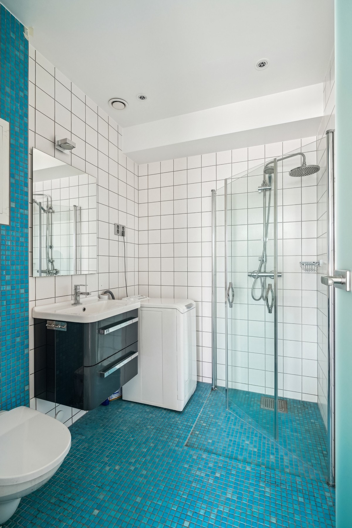 Badet i hybelen har downlights, regnfallsdusj og opplegg for vaskemaskin. Galleribilde