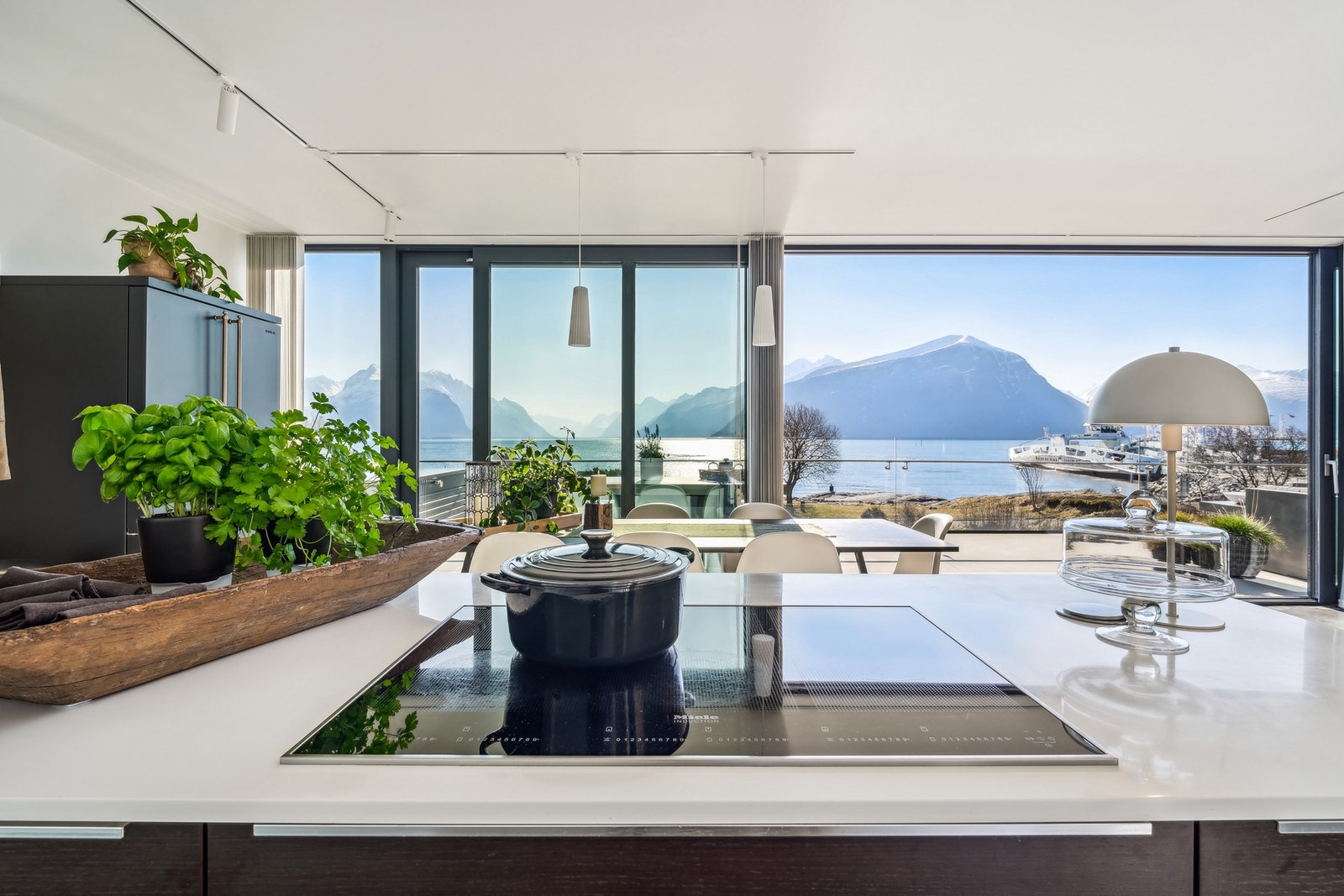 Platetoppen er plassert slik at maten lages med Storfjorden som vakkert bakteppe. Galleribilde