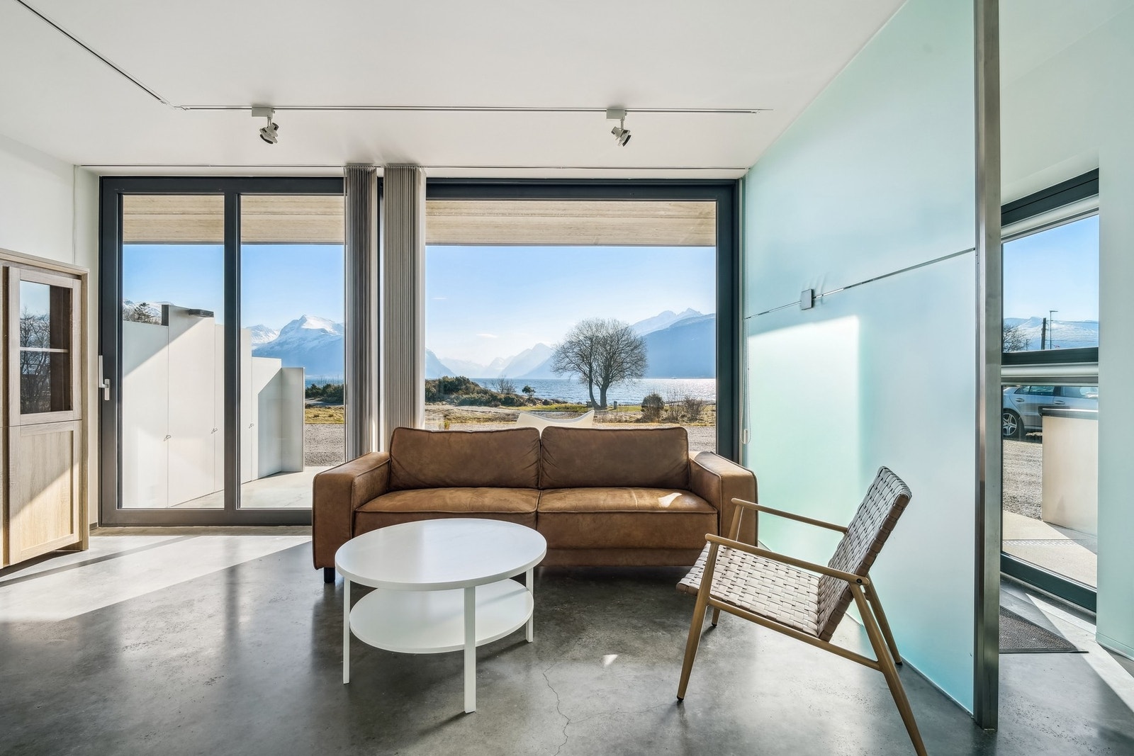 I underetasjen har boligen en egen hybel mot vest, bestående av entré, stue/kjøkken, bad og alkove. Galleribilde