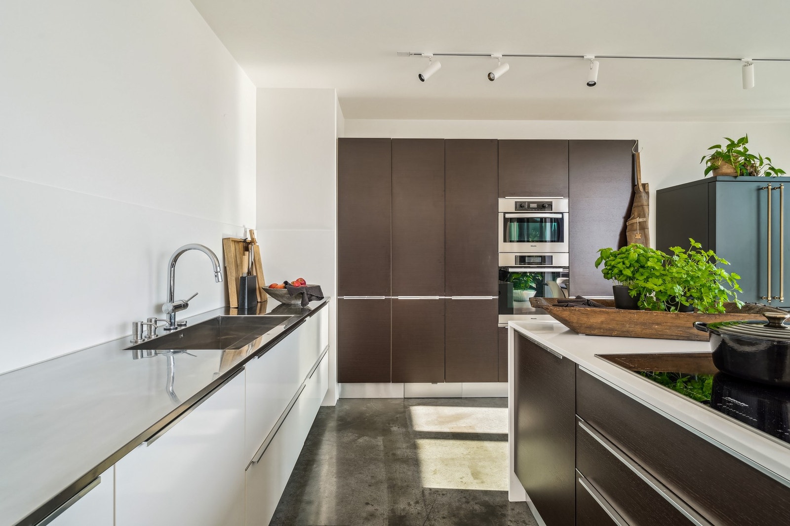 For et luftigere uttrykk er overskap droppet til fordel for åpne flater, men det er likevel rikelig med oppbevaring. Galleribilde