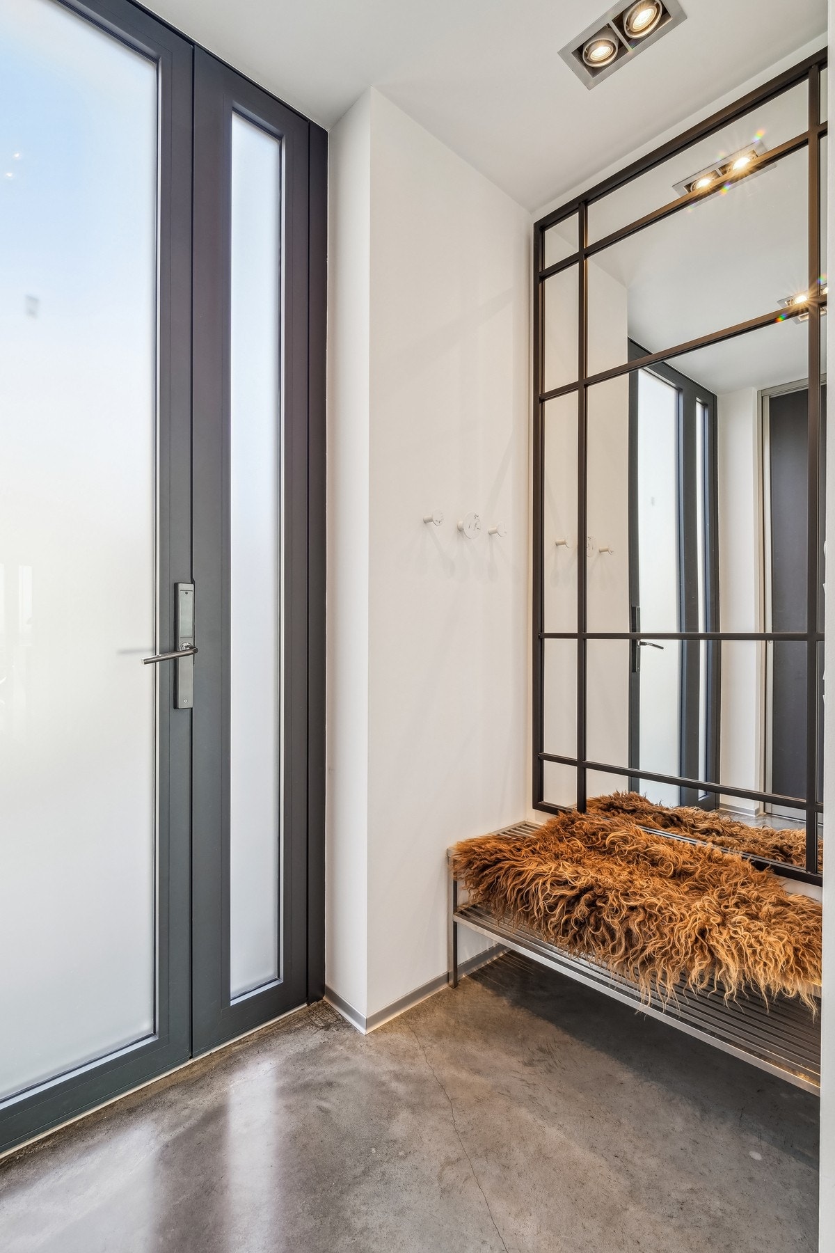 Yttertøyet ryddes enkelt bort i et vindfang med plassbygd skyvedørsgarderobe. Galleribilde