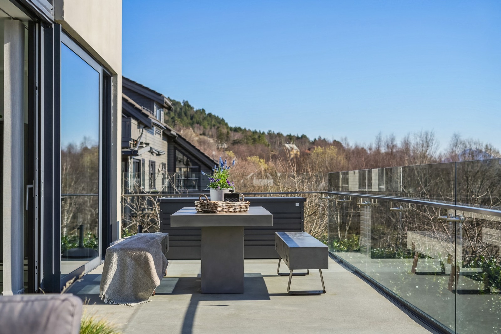 Altanen innredes enkelt i ulike soner for familien. Galleribilde