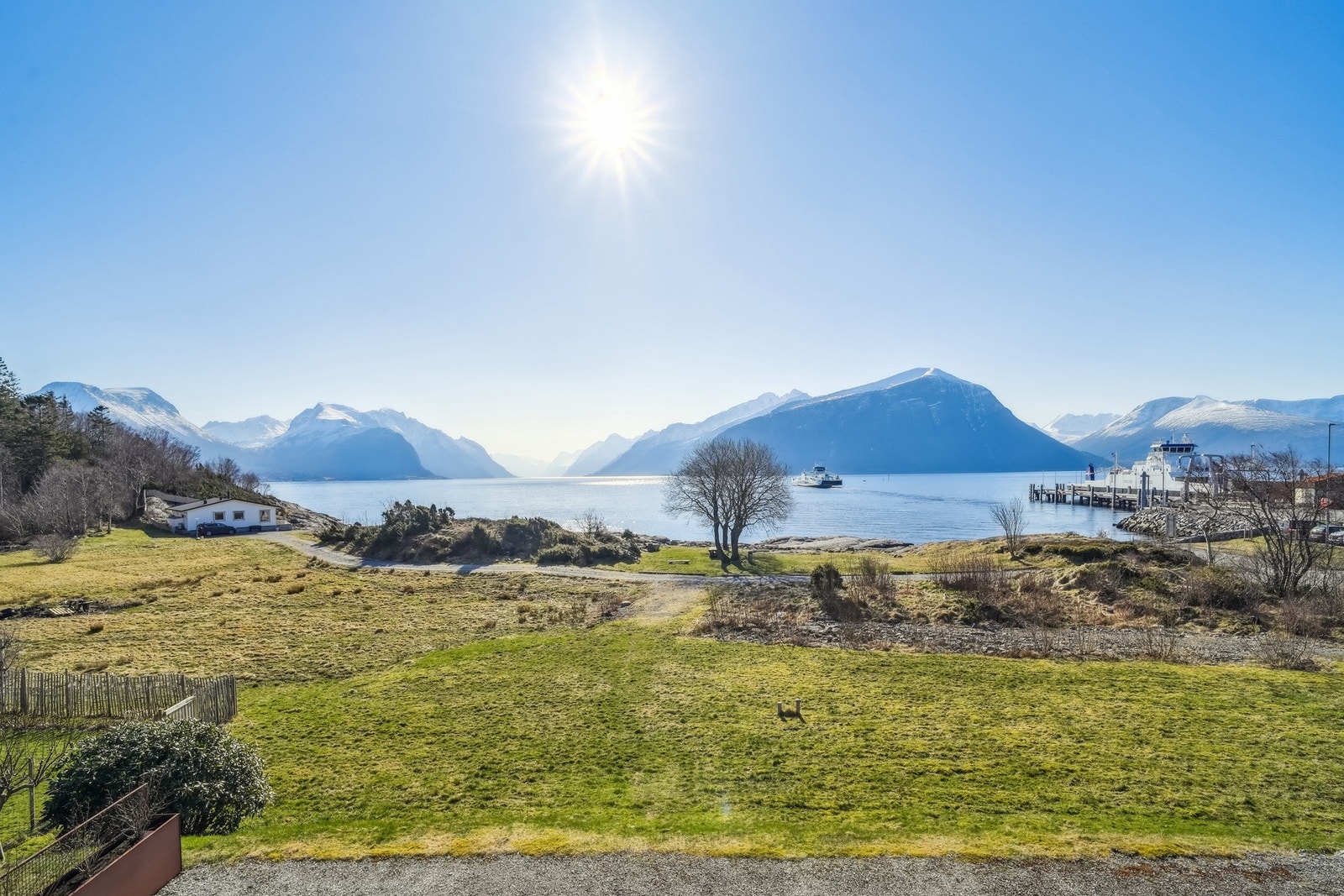 Omgivelsene er idylliske og fredfulle, med umiddelbar nærhet til sjøen, ferjekai og flotte turmuligheter i fjellet. Galleribilde