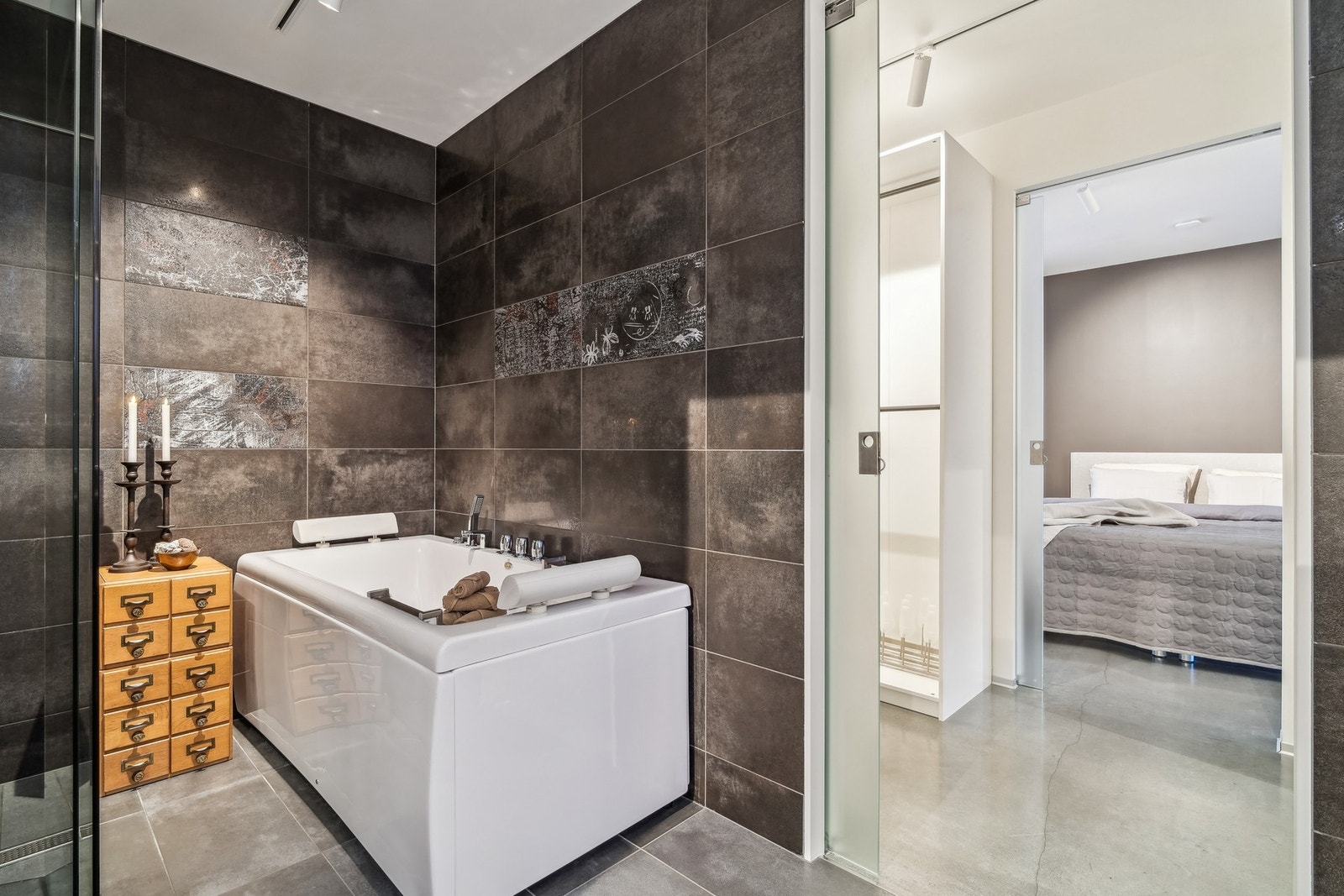 Planløsningen i første etasje byr på to lekre bad med høy funksjonalitet. Galleribilde