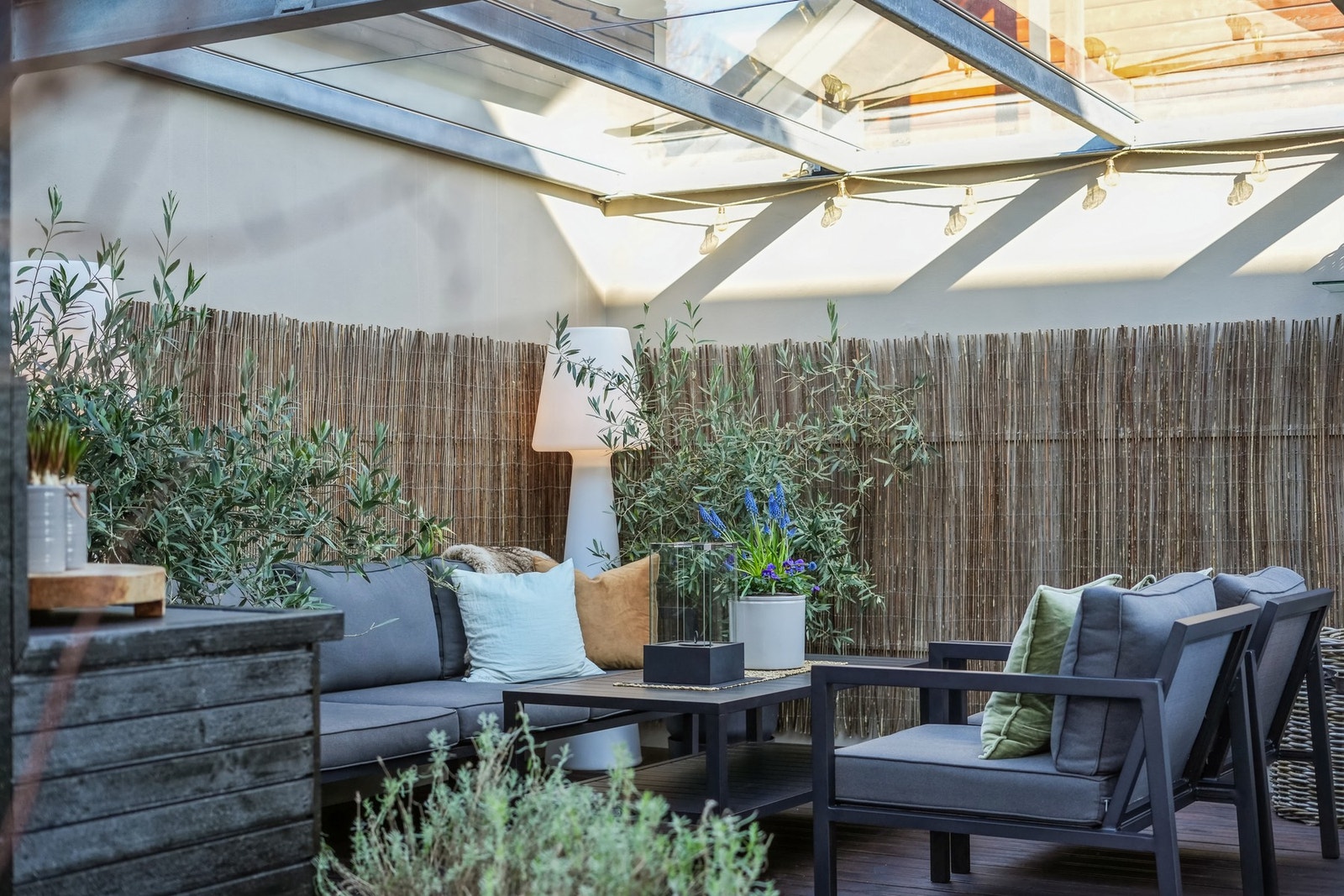 Lyset strømmer inn via et glasstak på delen med terrassebord. Galleribilde