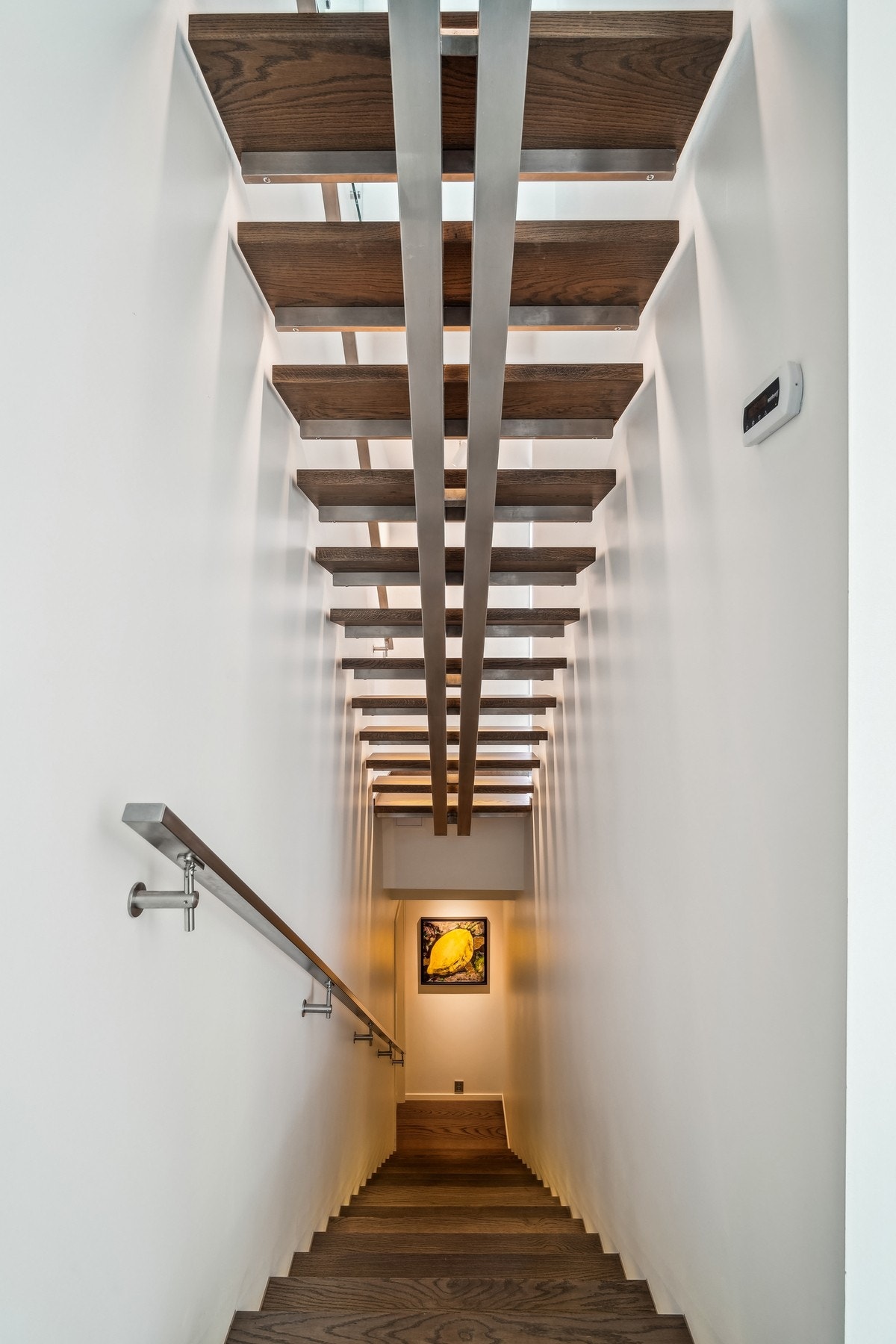 Begge trappene er utstyrt med innfelt belysning, og til 2. etasje er det svevende eiketrinn. Galleribilde