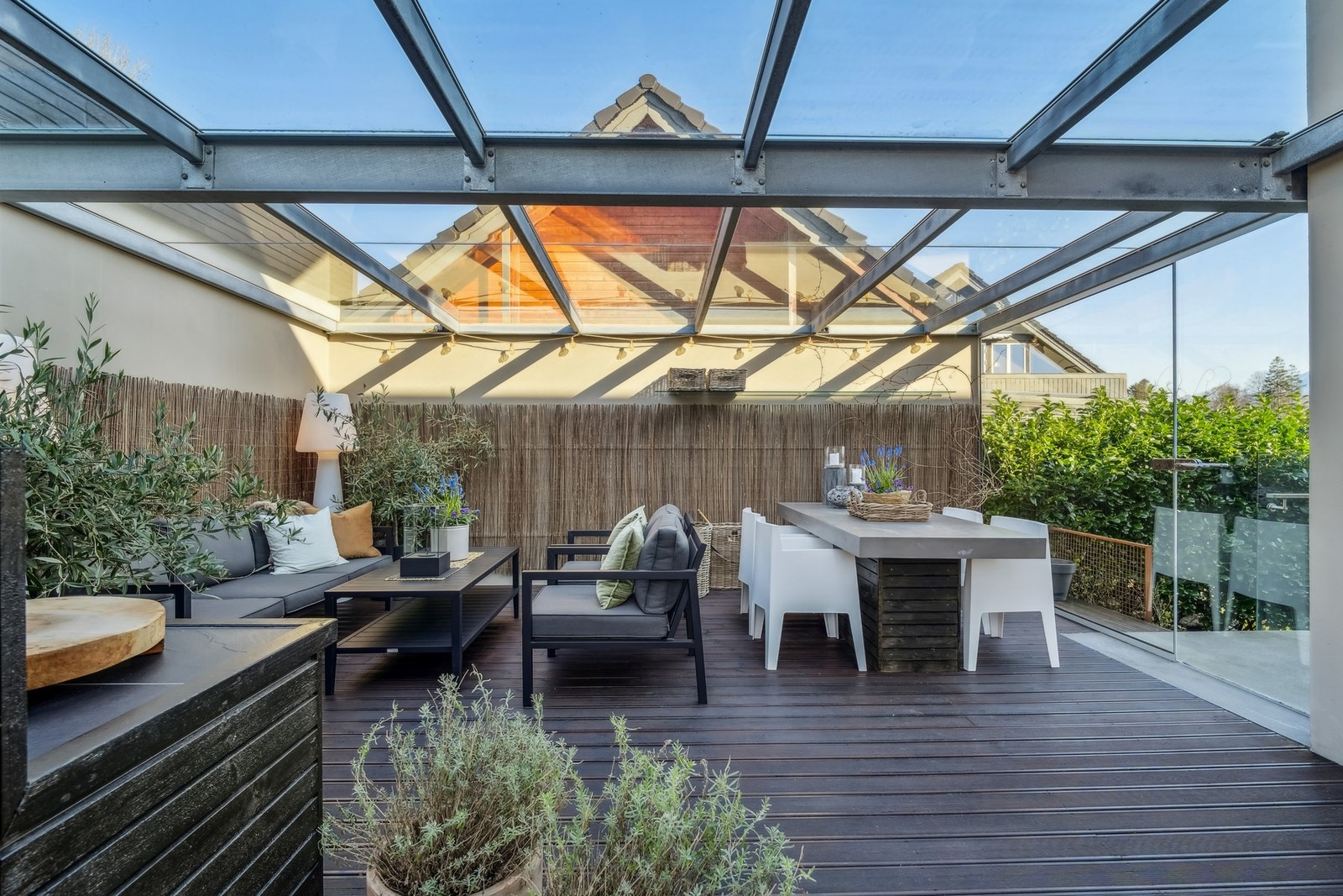 På nordsiden har boligen en skjermet terrasse med både betongheller og Møre Royal terrassebord. Galleribilde