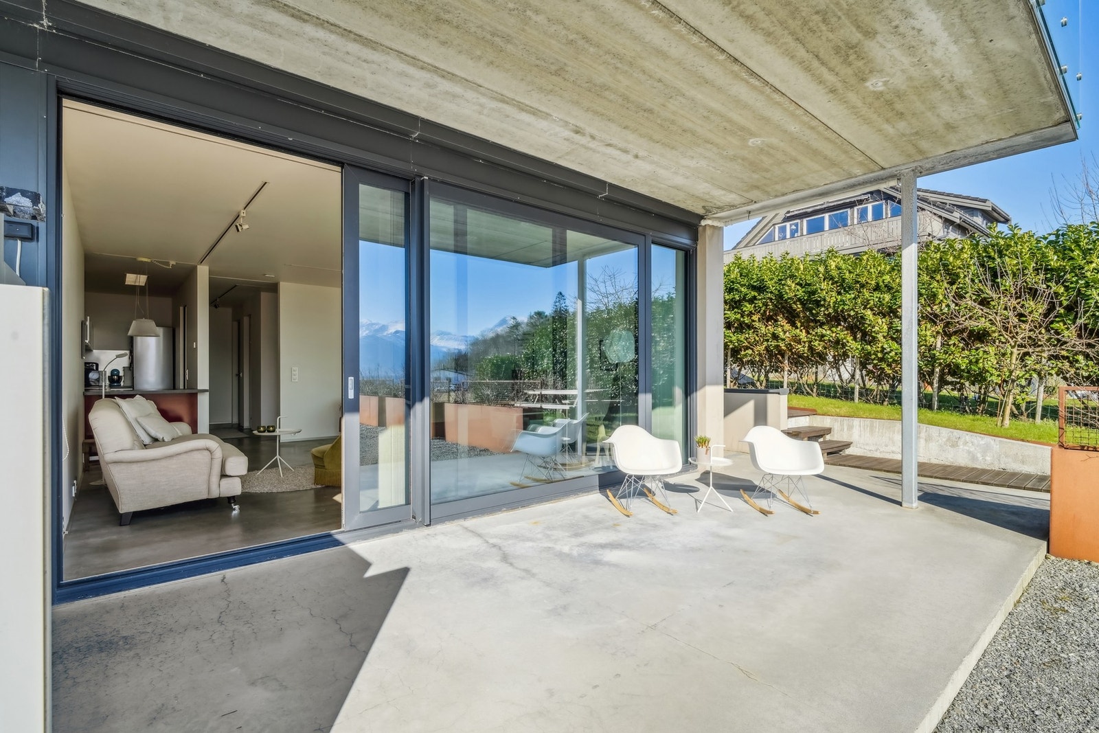 Terrassen til leiligheten vender mot syd, og har god plass til ønsket utegruppe. Galleribilde