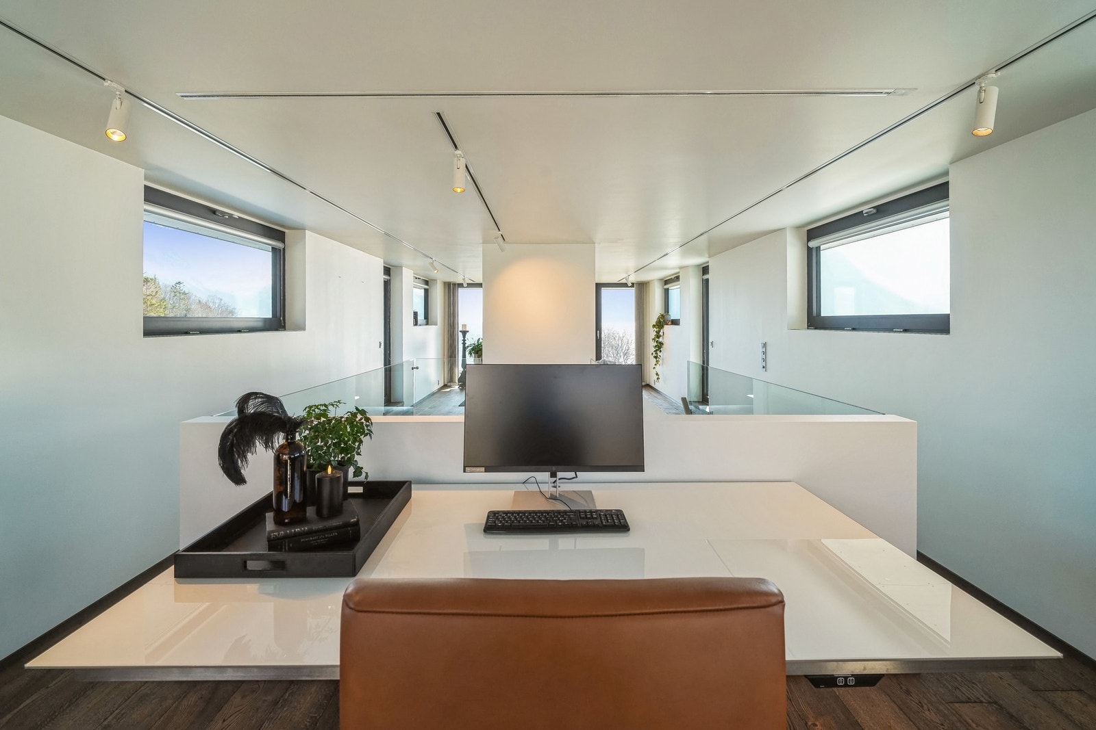 Loftstuen er inndelt i ulike soner; et praktisk kontor og en stuesone med nydelig utsikt. Her kan man lage et ekstra soverom om ønskelig. Galleribilde