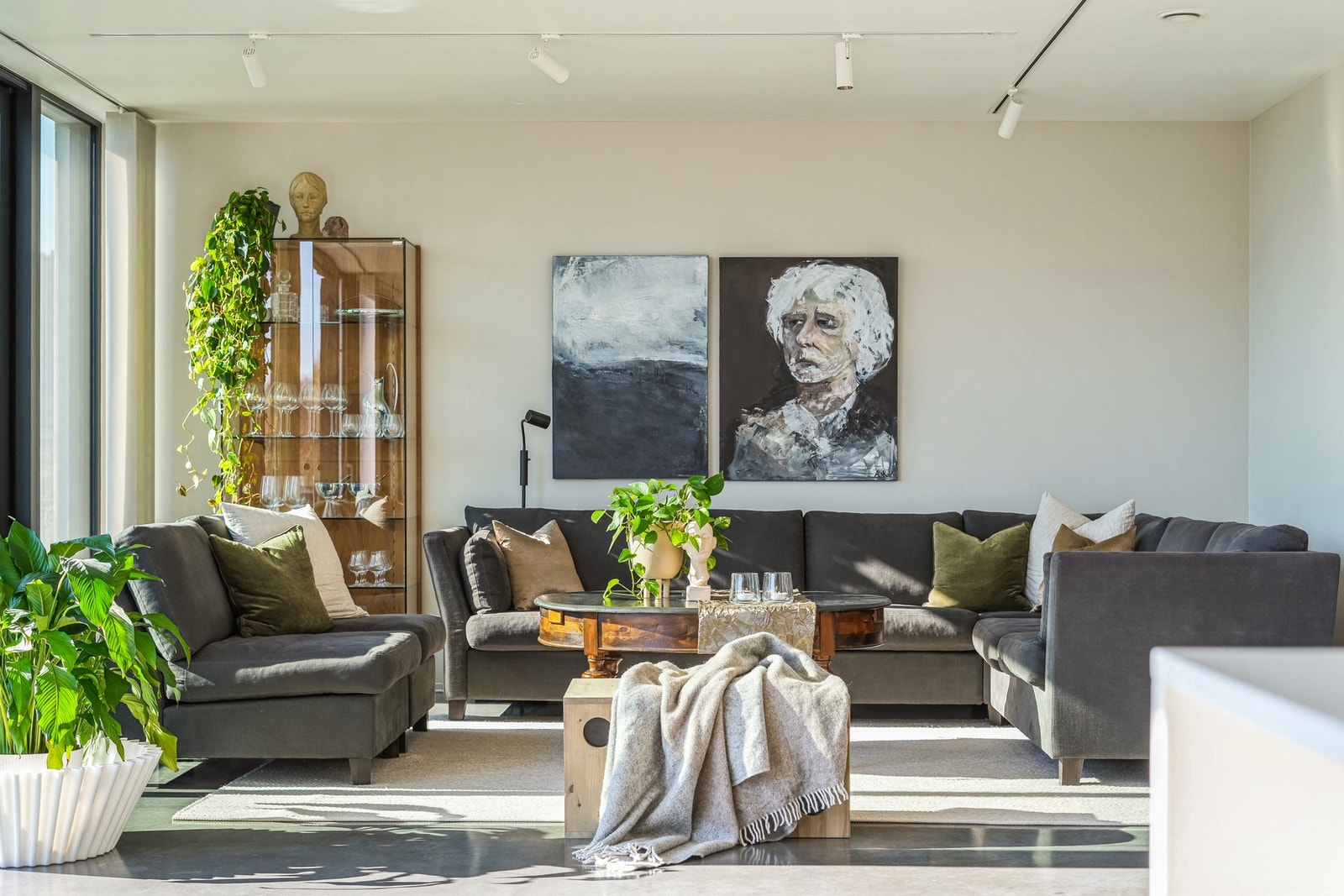 Standarden er høy, og 1. etasje og underetasjen oppvarmes med vannbåren gulvvarme. Galleribilde