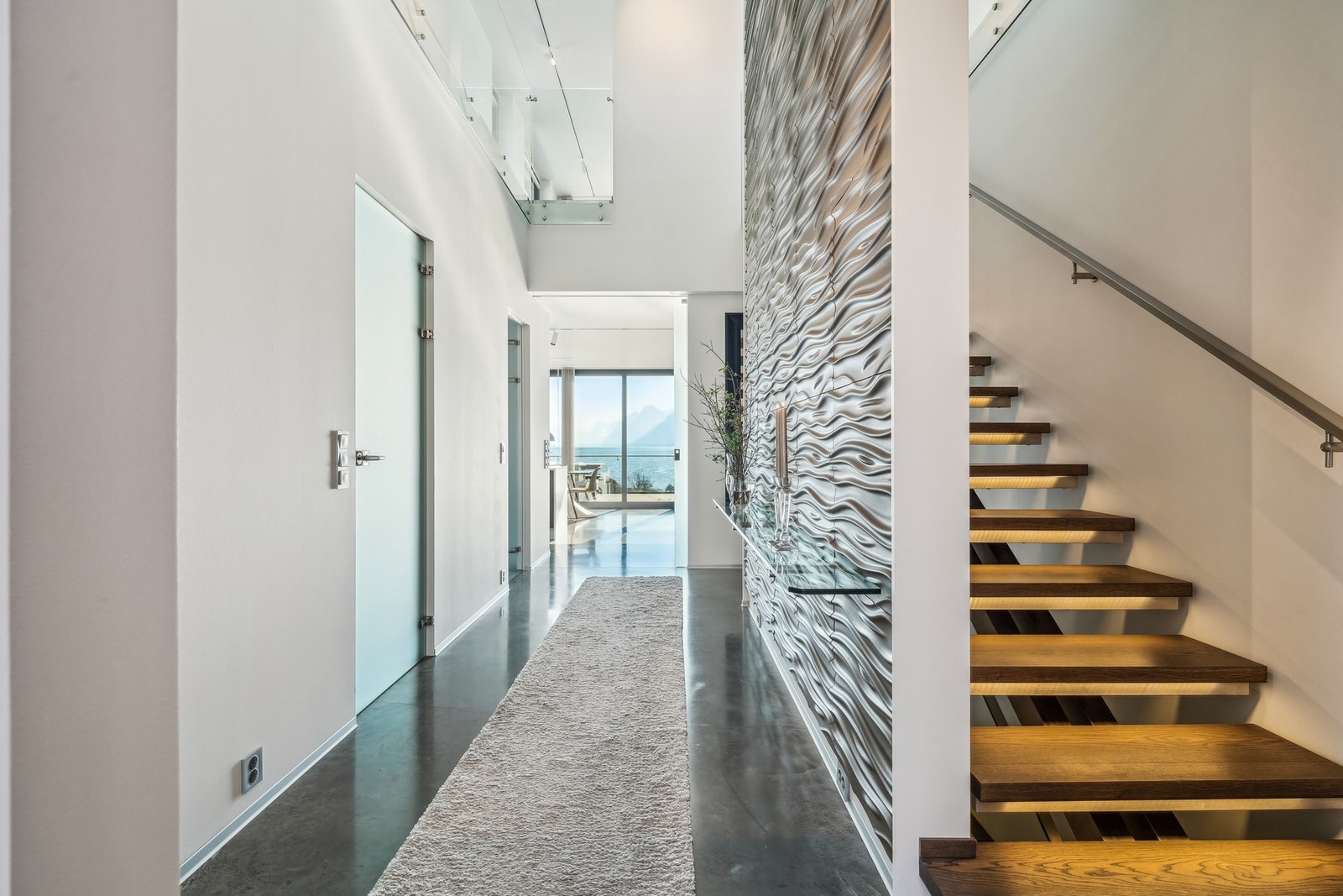 Velkommen inn! Boligen har en stor hall i 1. etasje, med åpen himling, lekre trapper og stilige gipsdekor plater. Galleribilde