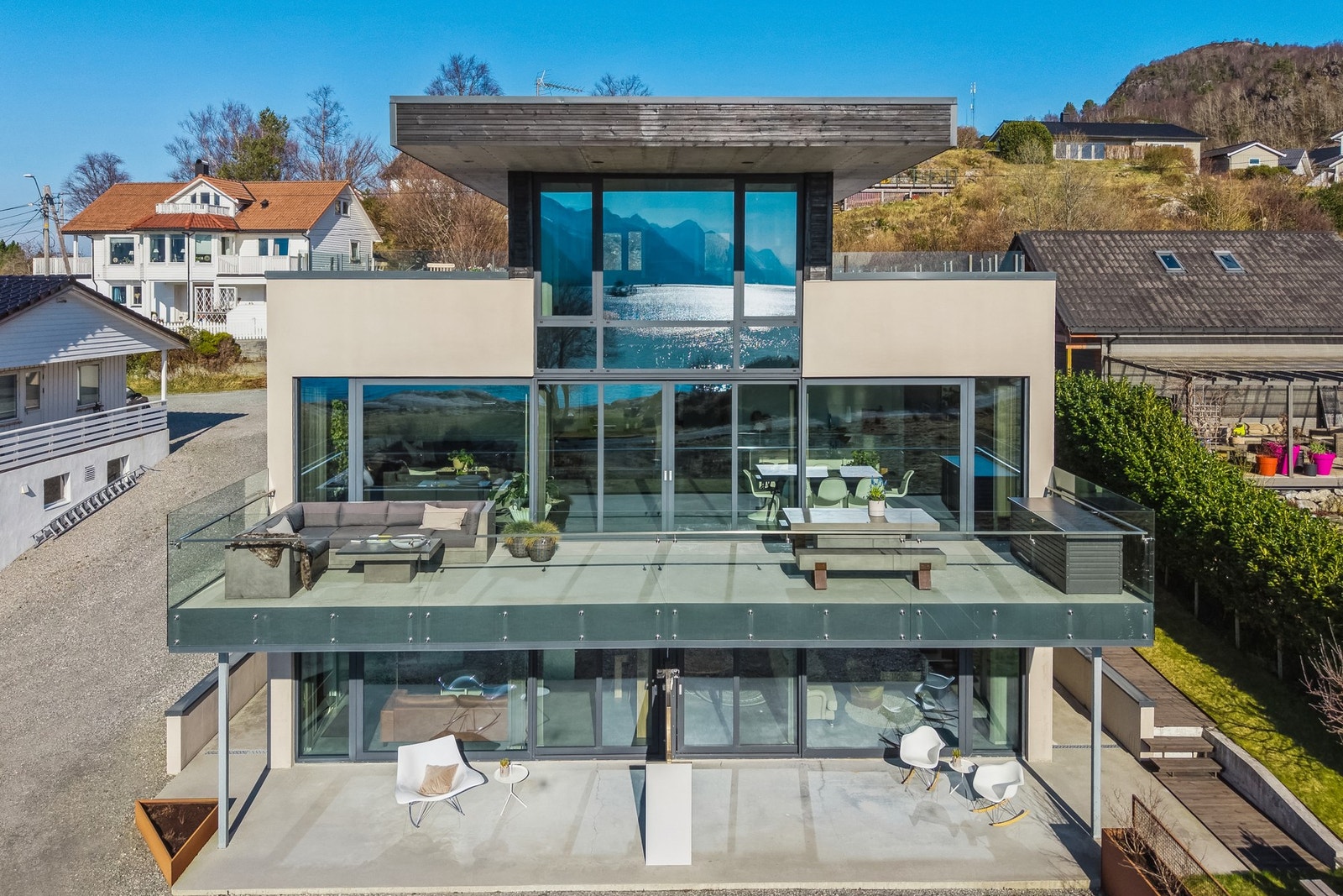 Velkommen til en unik, eksklusiv og arkitekttegnet enebolig, med ca. 328 kvm fordelt på tre etasjer. Galleribilde