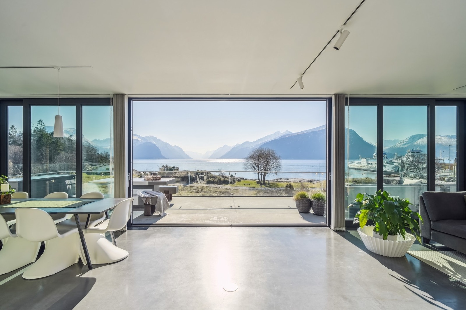 Plassert høyt og fritt mot sjøen, har boligen spektakulær utsikt over fjorden og majestetiske sunnmørsfjell. Galleribilde