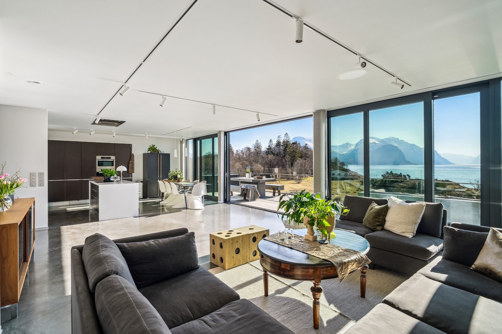 Store vindusflater slipper inn rikelig med naturlig lys til allrommet. Galleribilde