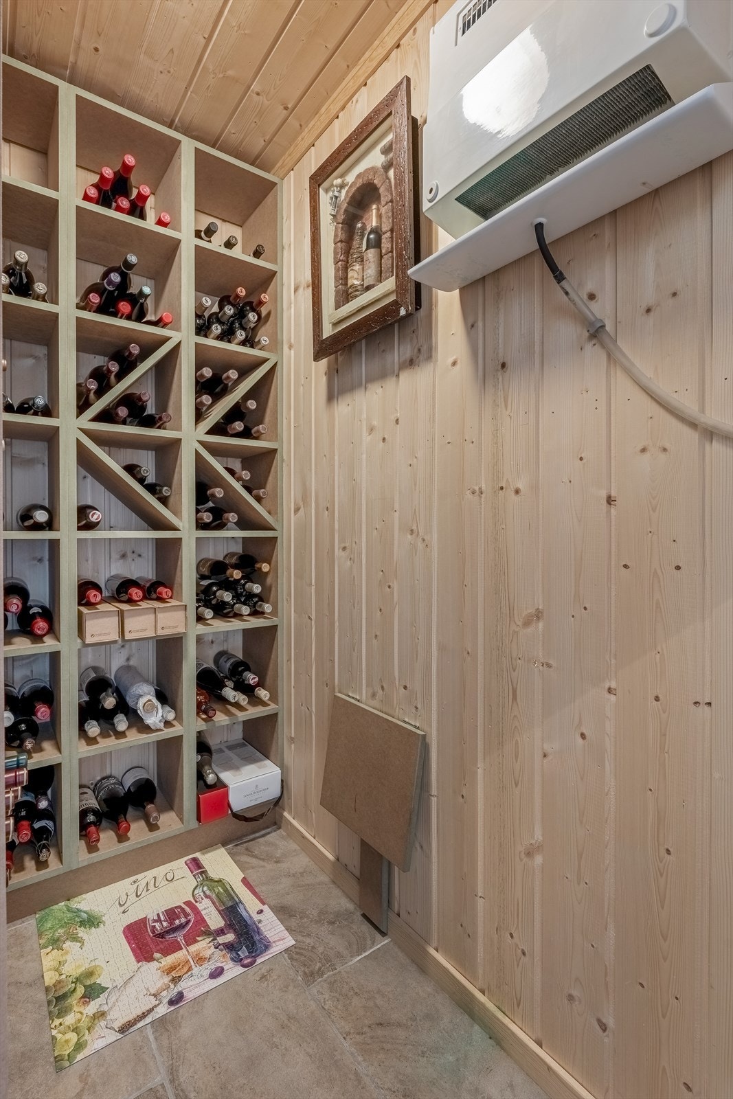 Kjølerom/vinkjeller med plassbygde og tilpassede vinhyller på to vegger. Galleribilde