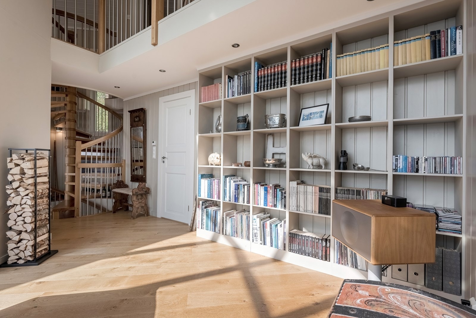 Hjørne med plassbygde bibliotekhyller. Galleribilde