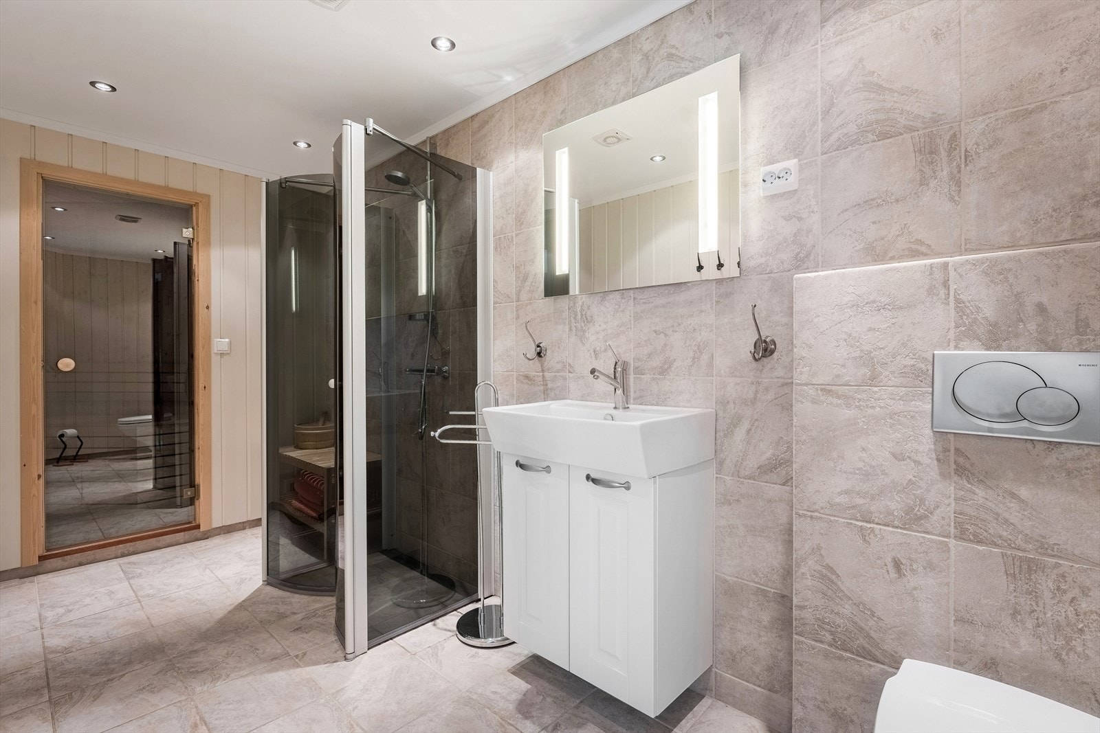 Bad i underetasje med tilknytning til badstue. Galleribilde