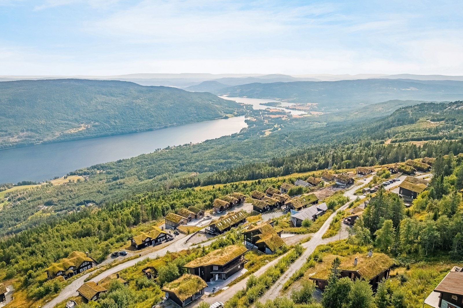 Krøderen er et flott fiskevann og det er golfbane med 18 hull ved foten av fjellet. Galleribilde