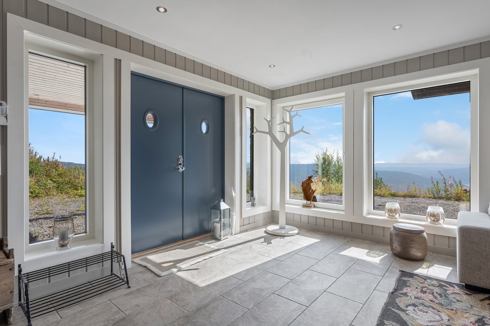 Utgangsdør i underetasje med flislagt gulv som er godt rustet for vått skitøy. Galleribilde