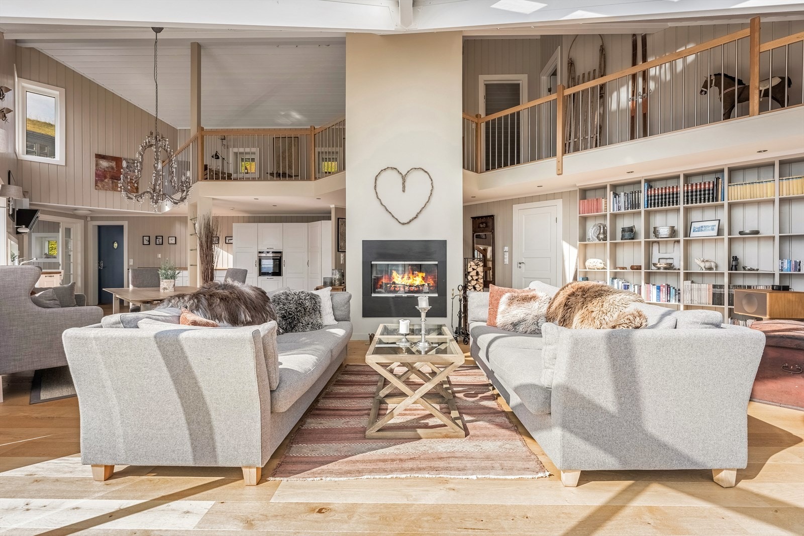 Dynamisk romfølelse med god høyde under taket og hems. Galleribilde