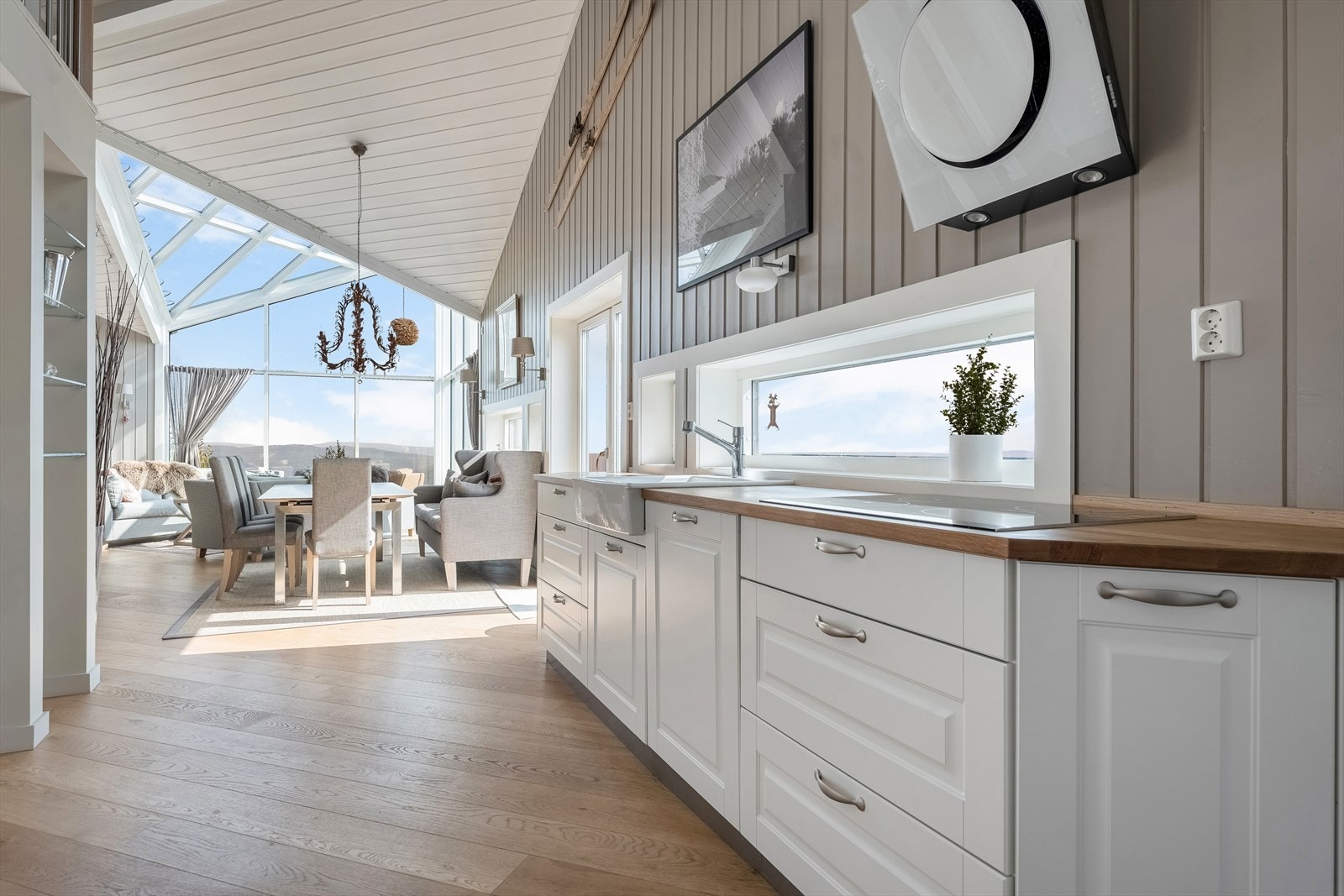 Kjøkkenet har åpen løsning med mye skapplass og innredning på begge sider. Galleribilde