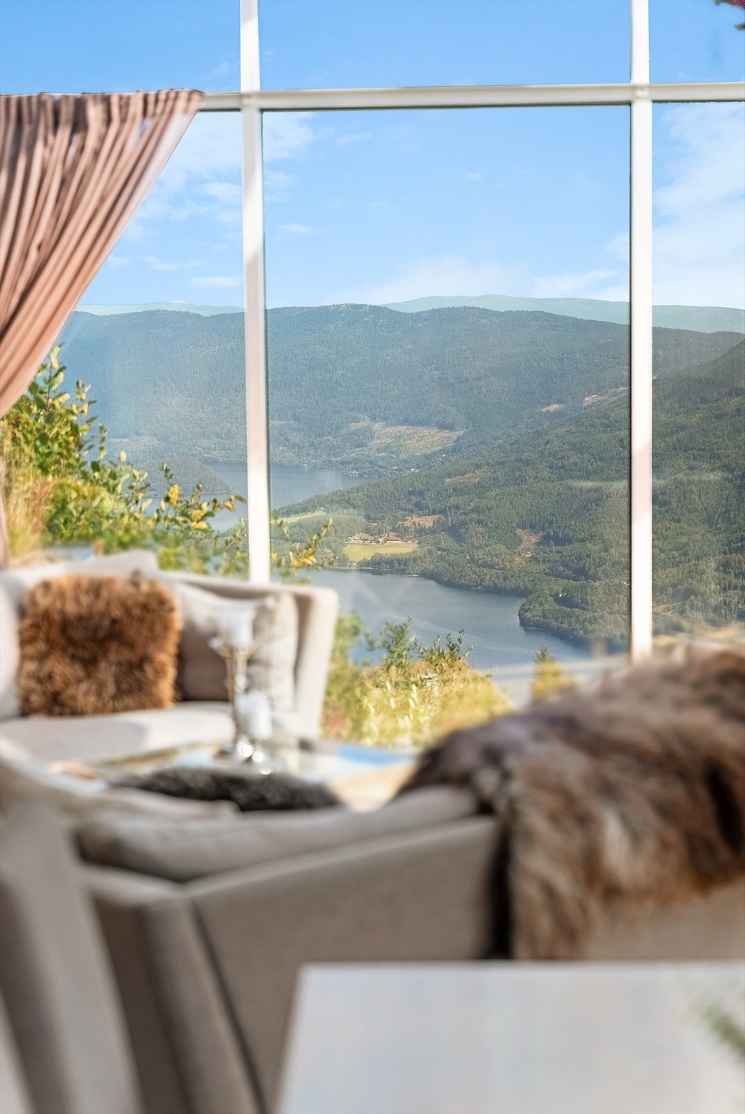 Nyt utsikten over Krøderen og milevis med fjell. Galleribilde