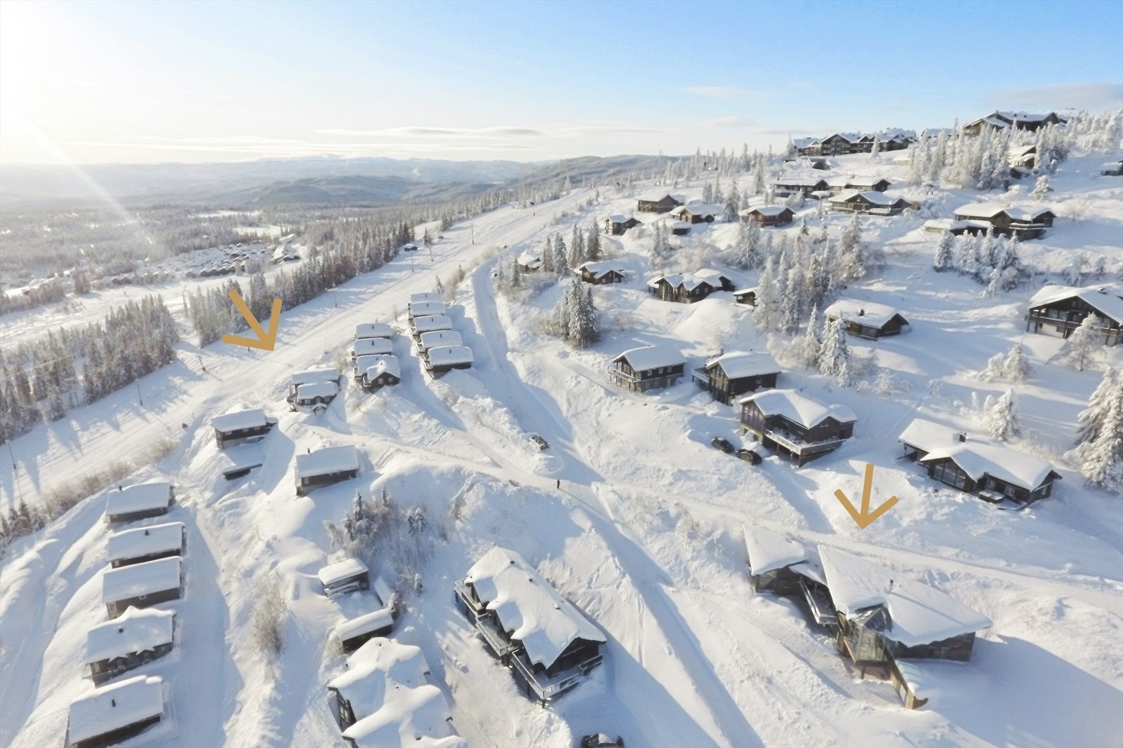 Alpinbakken peket ut til venstre og hytten peket ut til høyre. Galleribilde