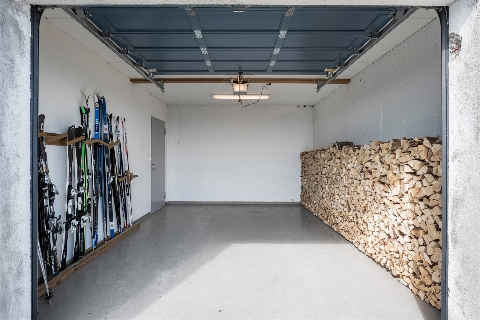 Garasje med veggstativ for ski. Galleribilde