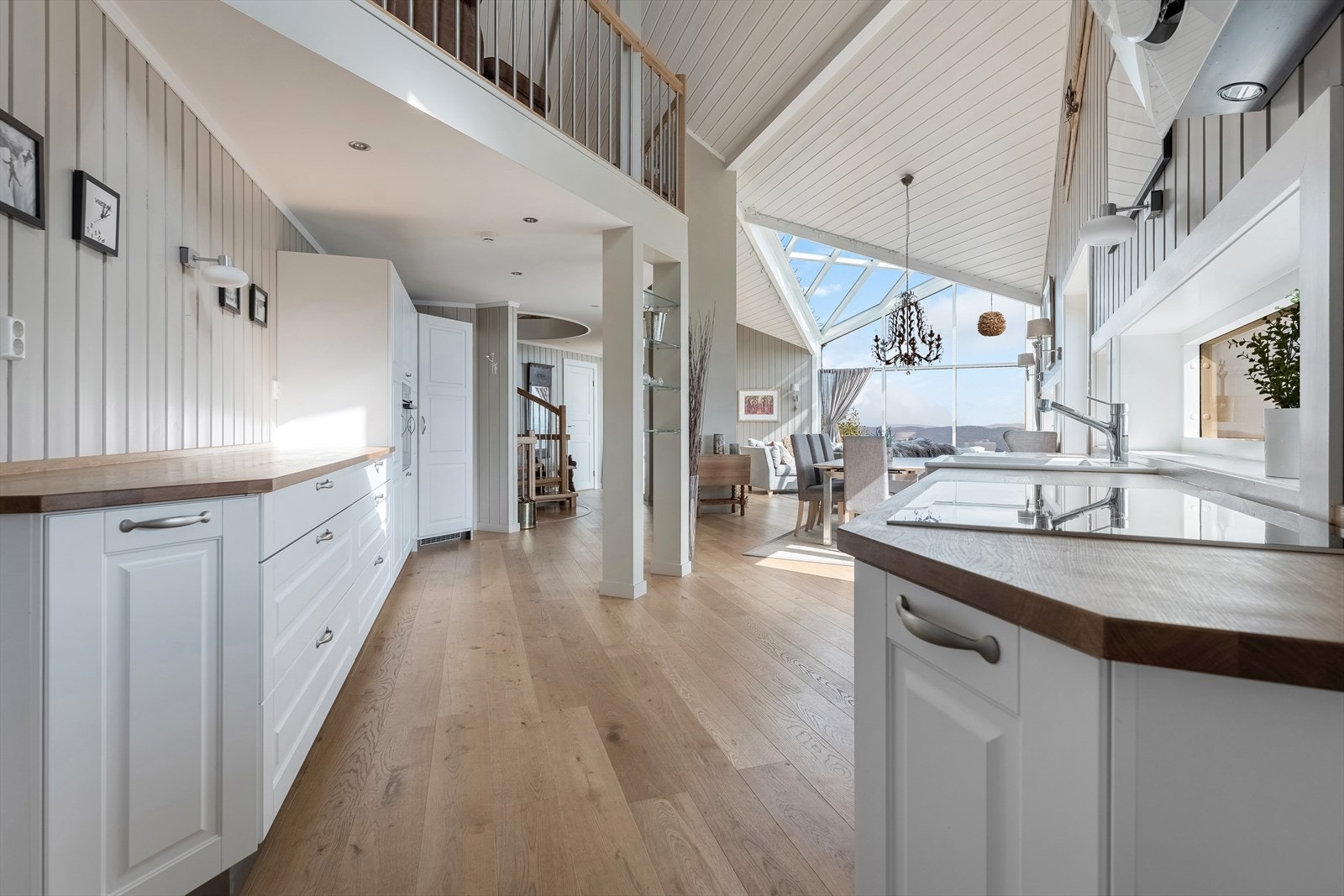 Kjøkkenventilator med kullfilter over koketopp. Galleribilde