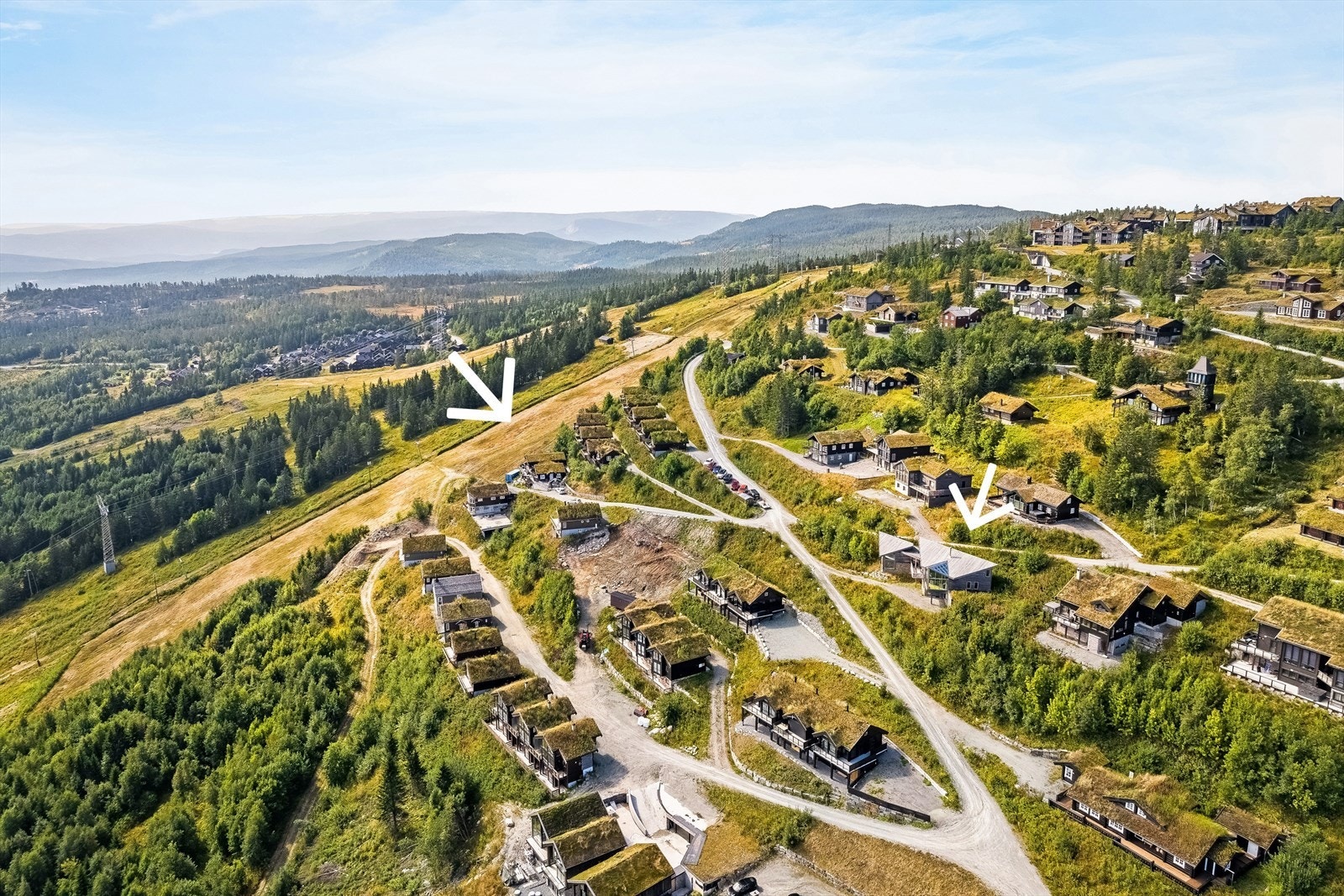 Alpinbakke peket ut til venstre og hytte peket ut til høyre. Galleribilde