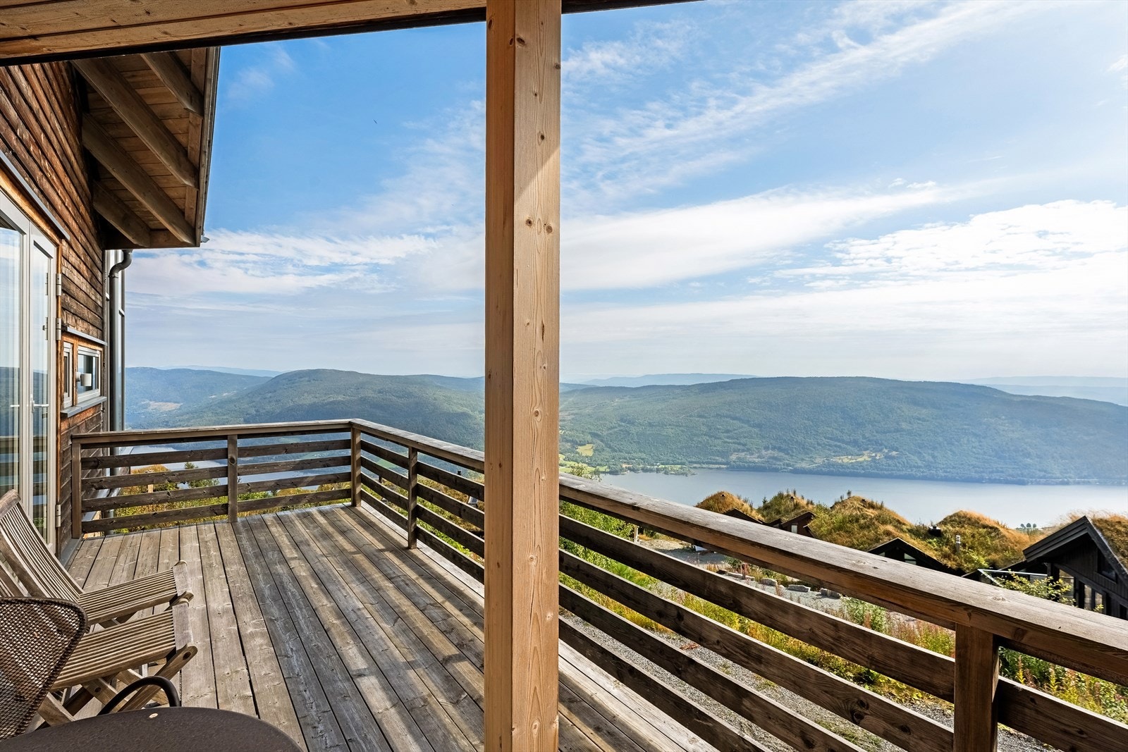 Hytta er like fin på sommer som på vinter med flott utsikt, grill på balkongen, samt fiske- og bademuligheter. Galleribilde