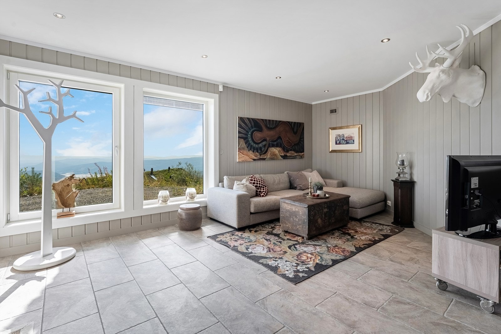 TV-stue i underetasjen. Galleribilde