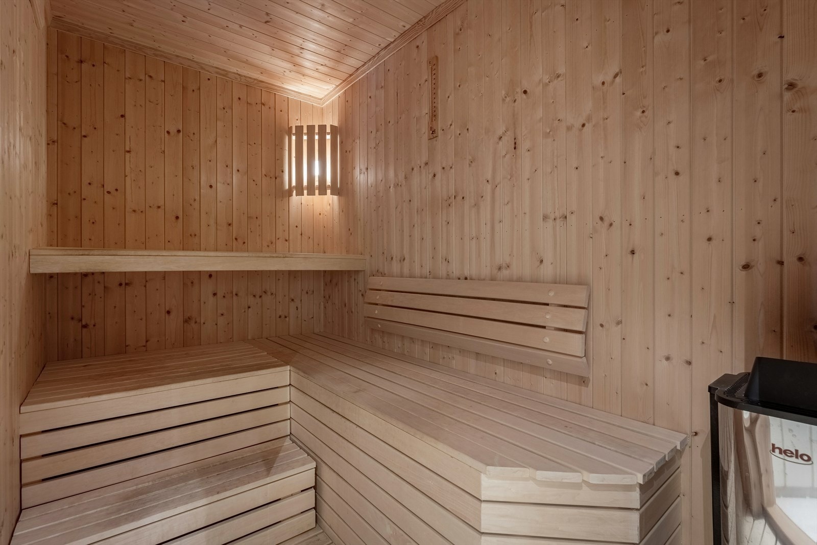 Badstue med spaltegulv og elektrisk badstueovn. Galleribilde