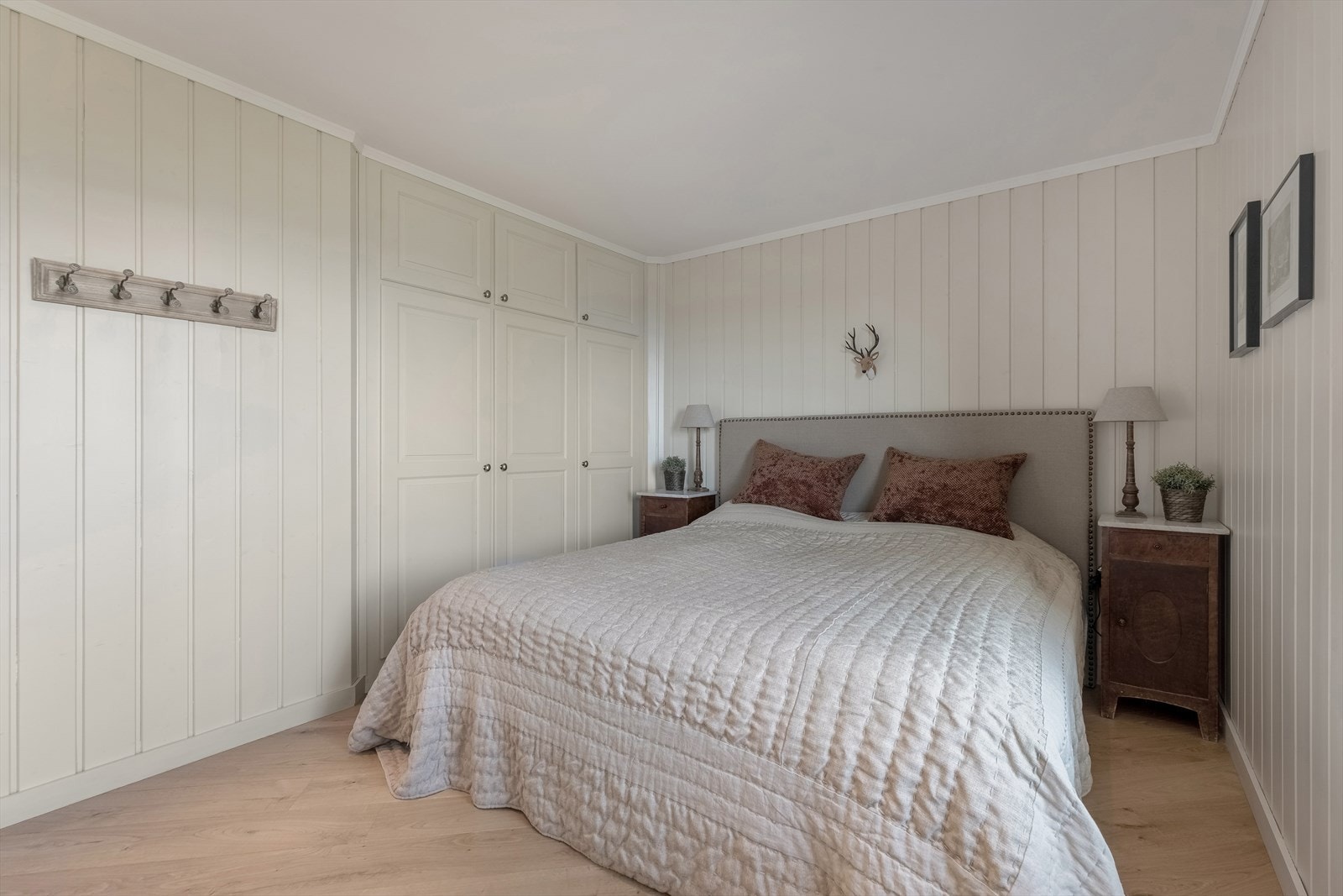 Plassbygd klesskap. Galleribilde