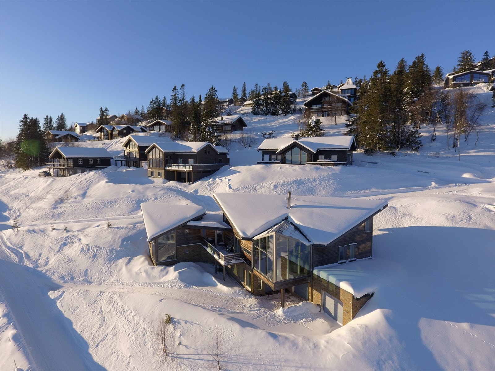 Hytta i vinterdrakt. Galleribilde