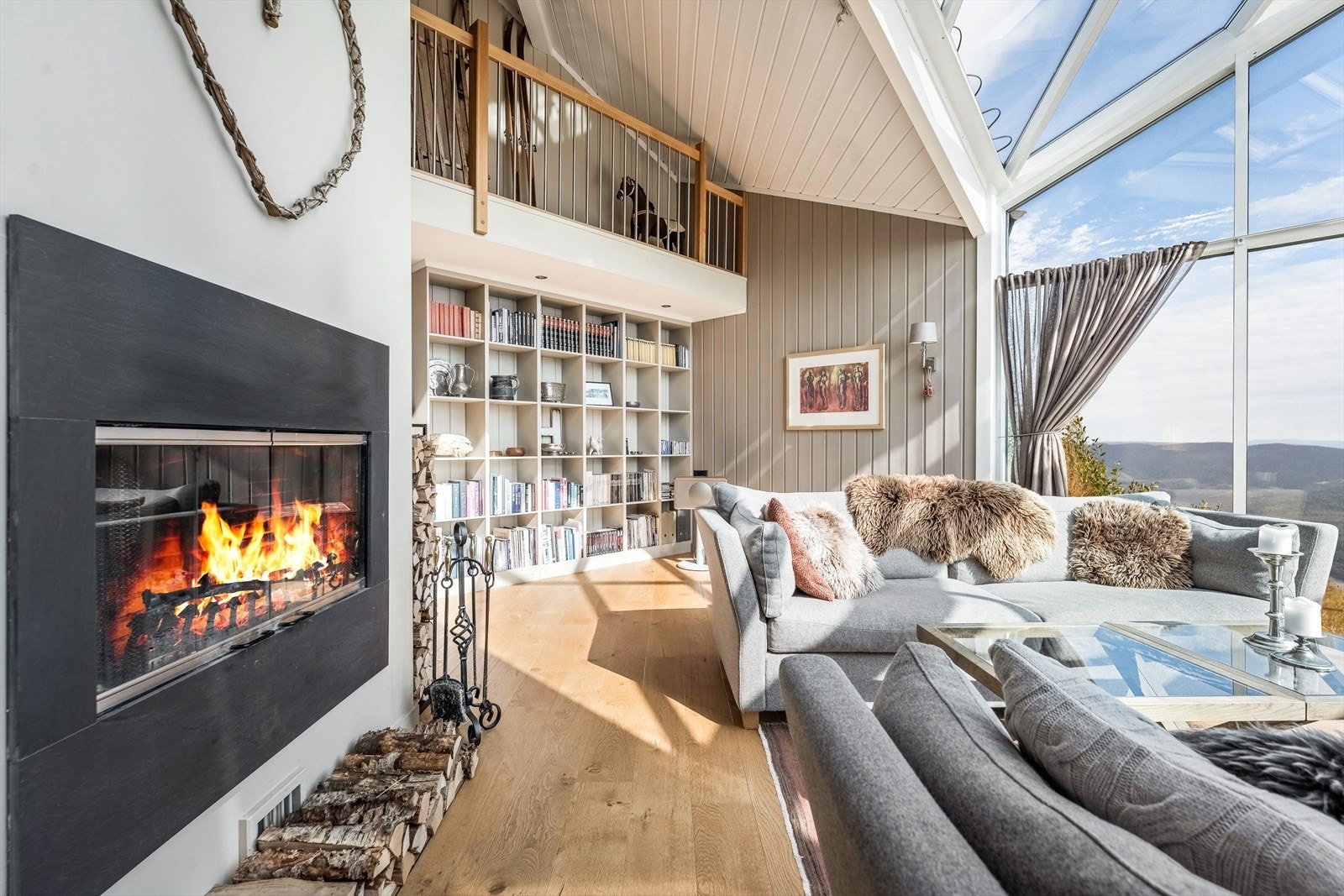 Stemningsfull lukket peis i senter av stuen. Galleribilde