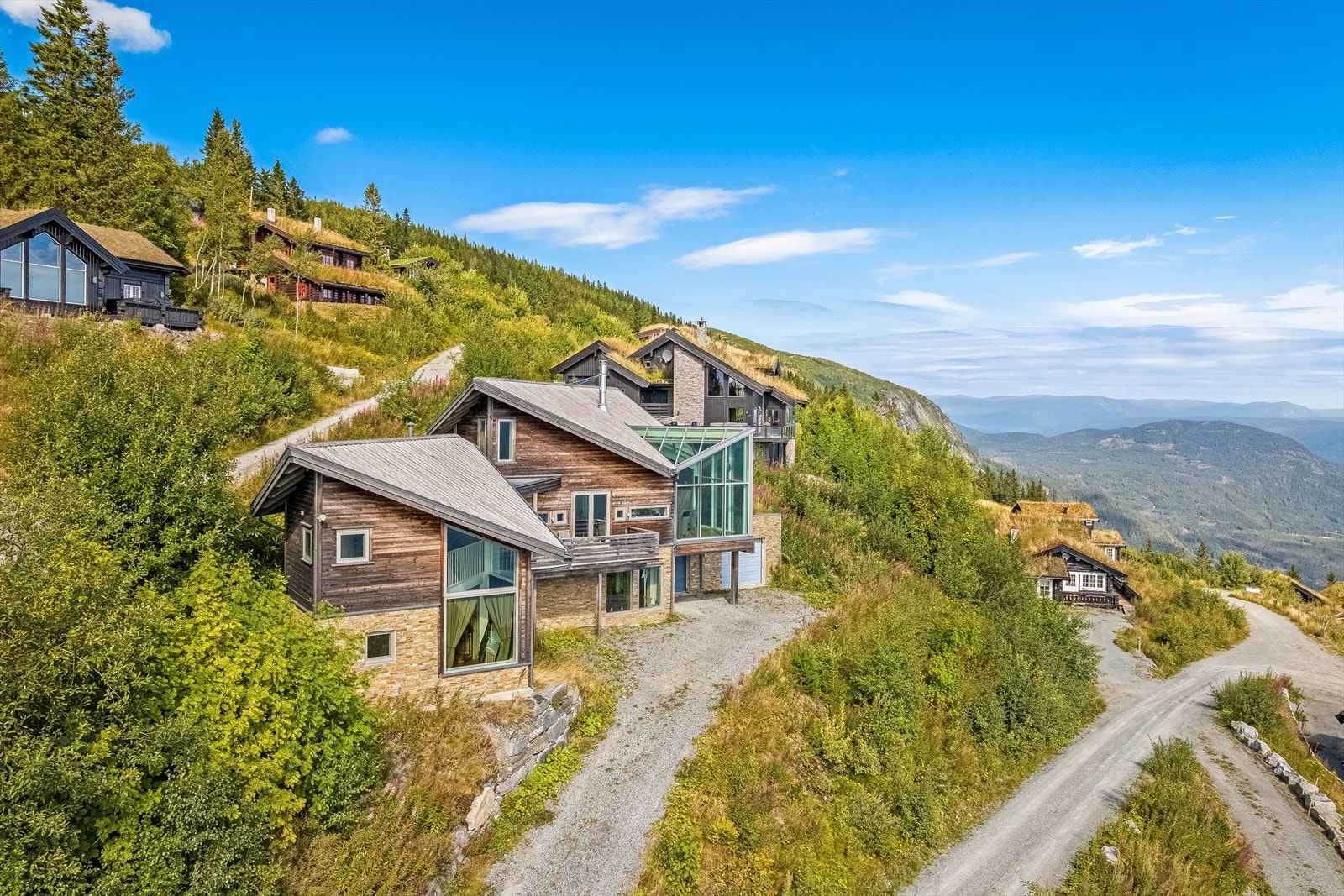 To garasjer og god plass til ekstra biler på plassen. Galleribilde