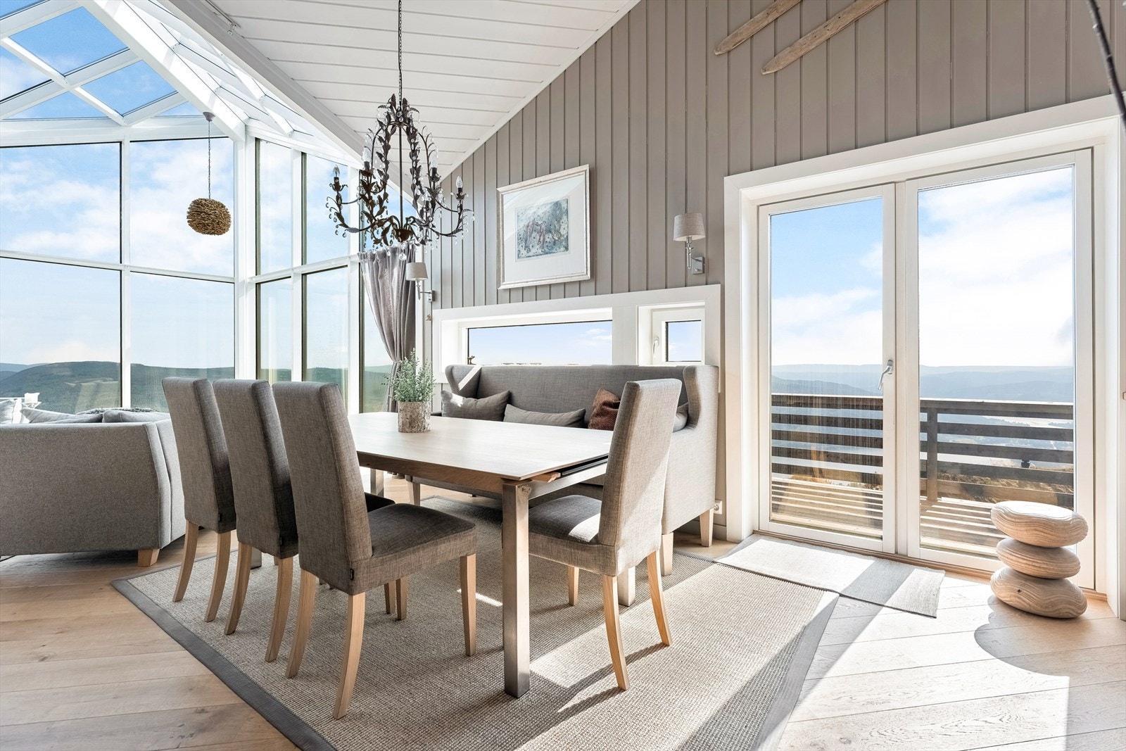 Her er det plass for spisegruppe og dører ut til balkongen. Galleribilde
