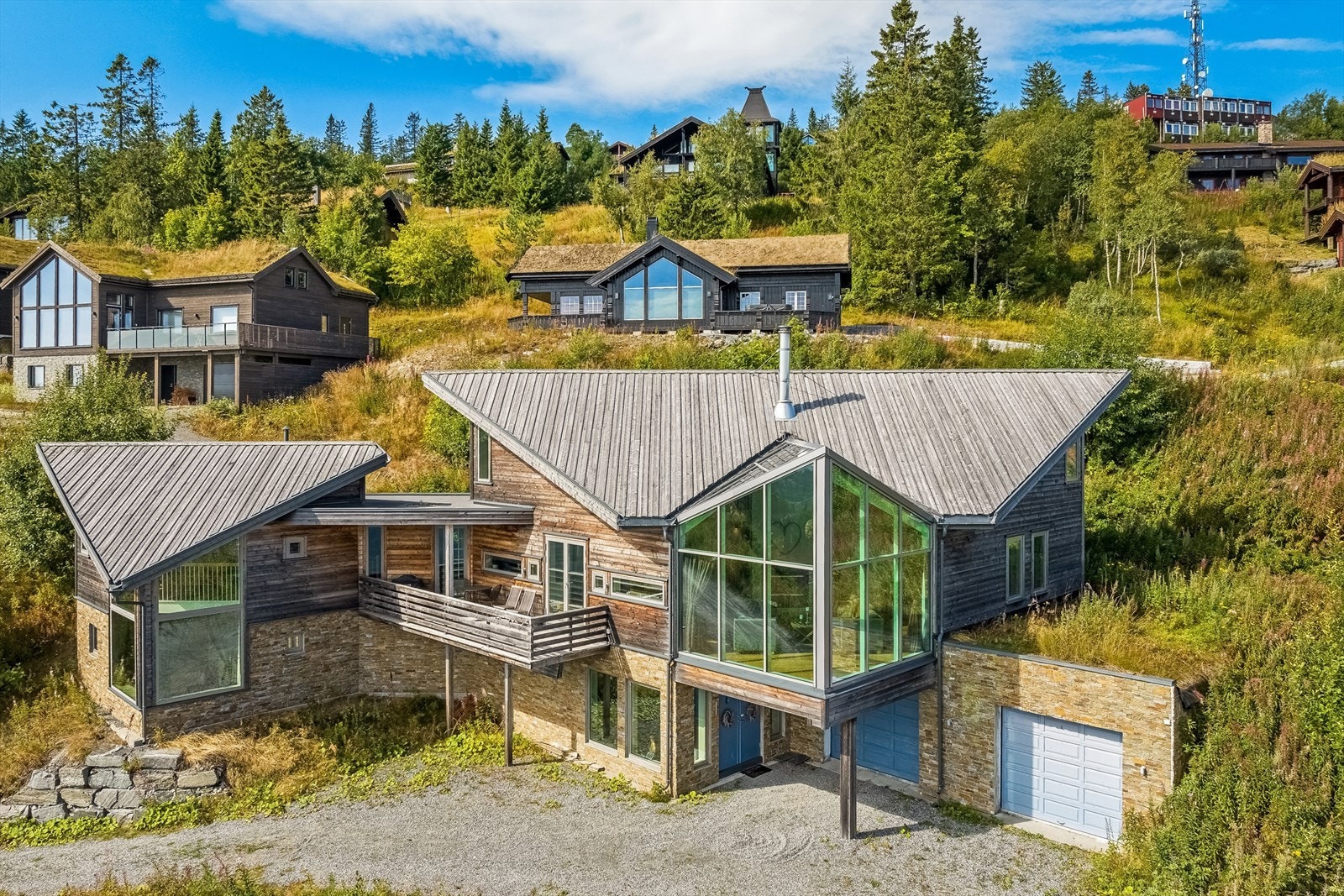 Velkommen til Norefjell Alpingrend 48, presentert av Bendik Blumenthal og Ragnvald Håland Svendsen v/ Nordvik Eiendomsmegling! Galleribilde